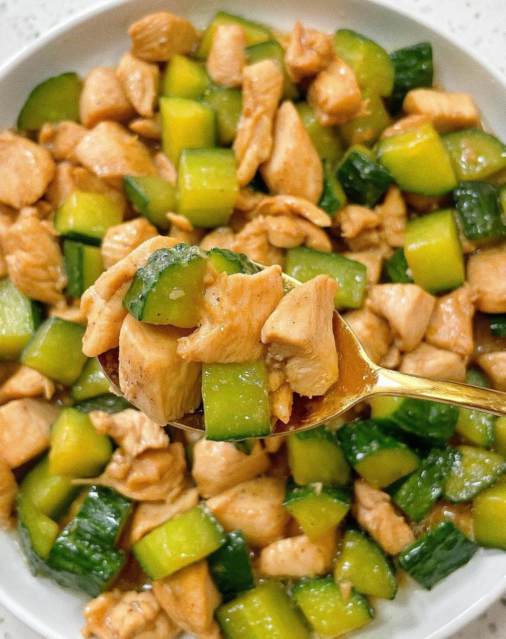 清爽不油腻的鸡胸肉炒黄瓜～ ??做法: 1?鸡胸肉洗净切丁,加料酒,生抽,