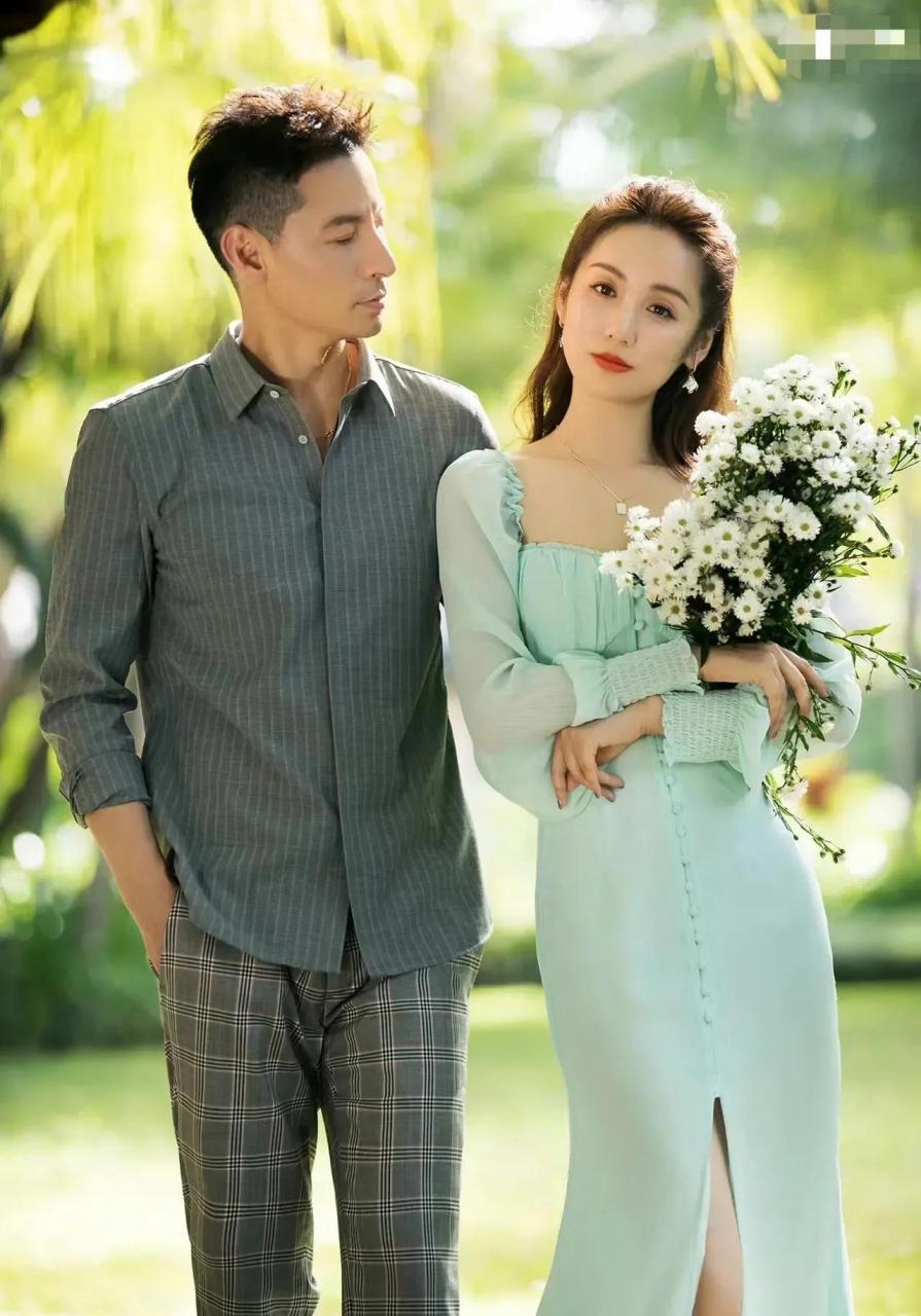 她老公钱泳辰和富婆何艾合办培训学校名字叫"艾辰",每次合影都让吕一