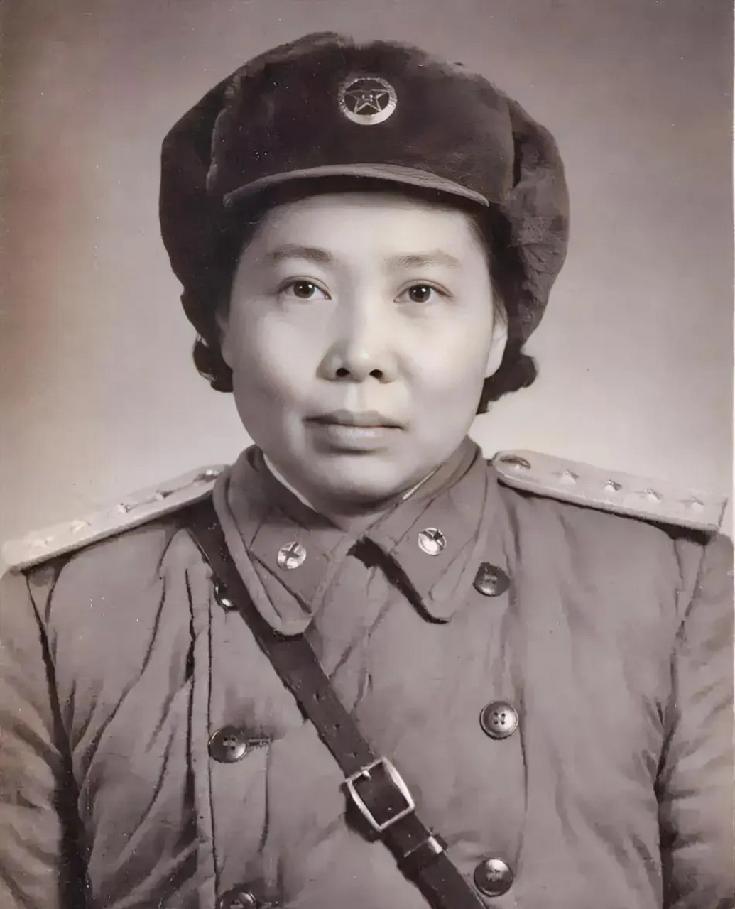 1955年,一名被授予"大尉"军衔的女军官.