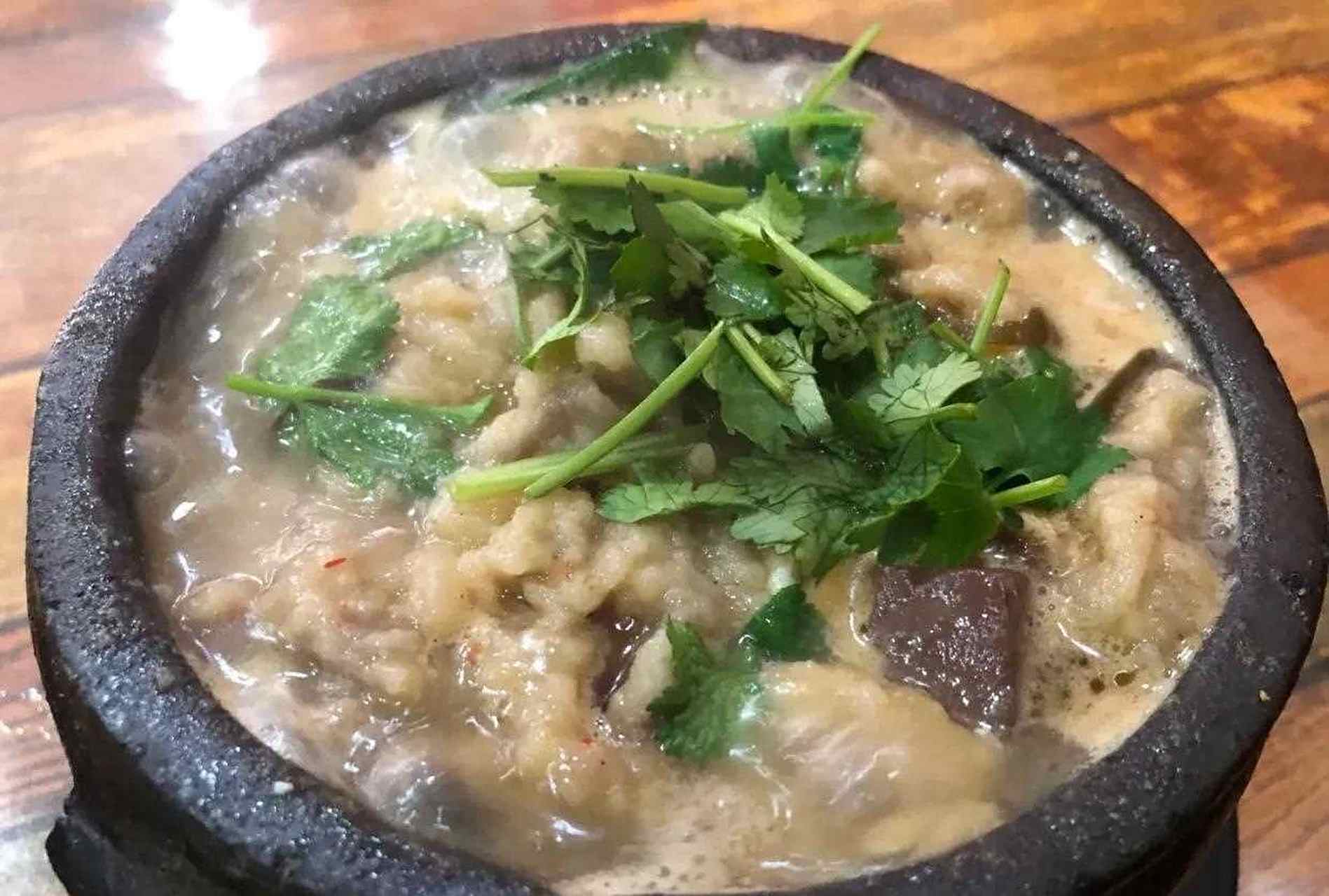 说到砂锅,不得不提河南开封的杞县砂锅,曾留下治大国,若烹小鲜这句