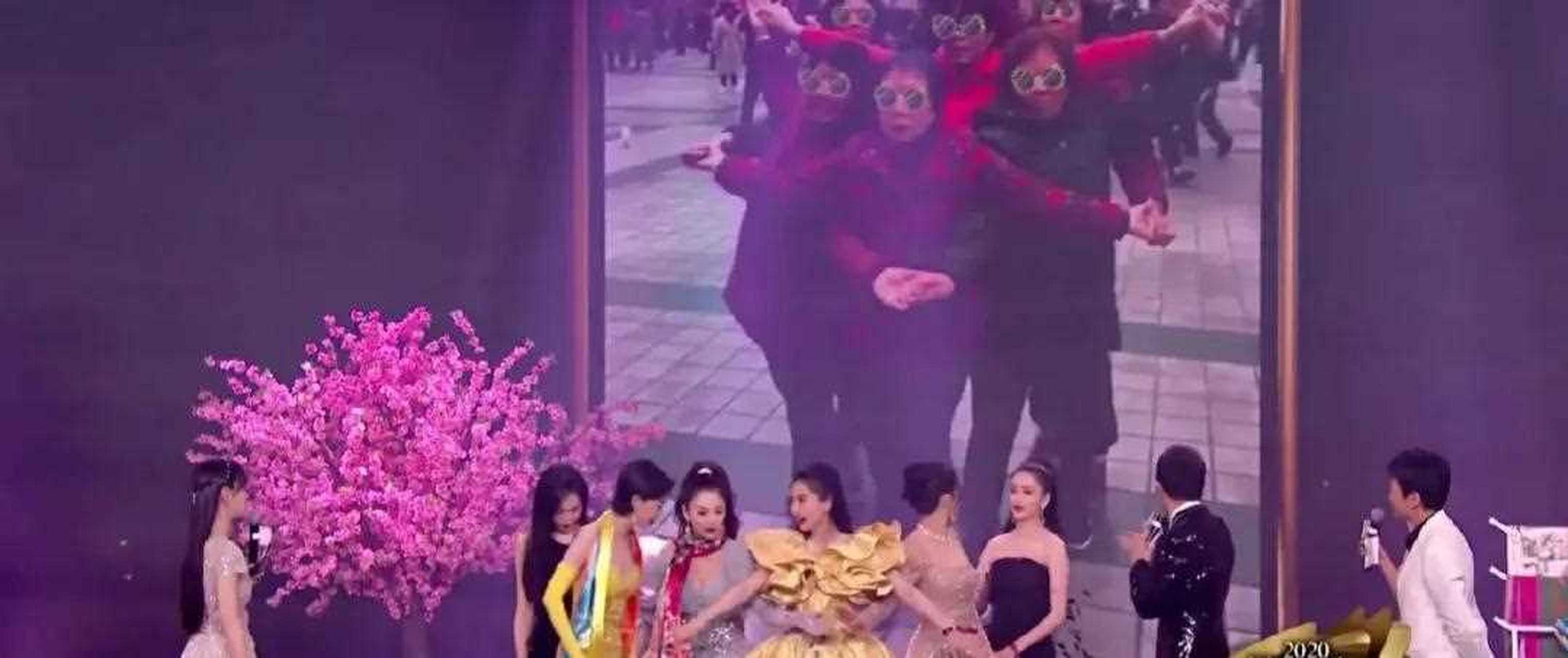 这两张图真的可以看出来,唐嫣和佟丽娅真的是不争不抢的性格.