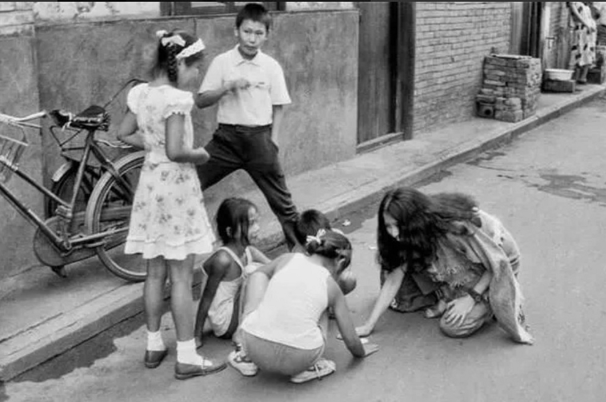 1990年,三毛在成都流浪的照片.  三毛,原名陈懋平,又名陈平.