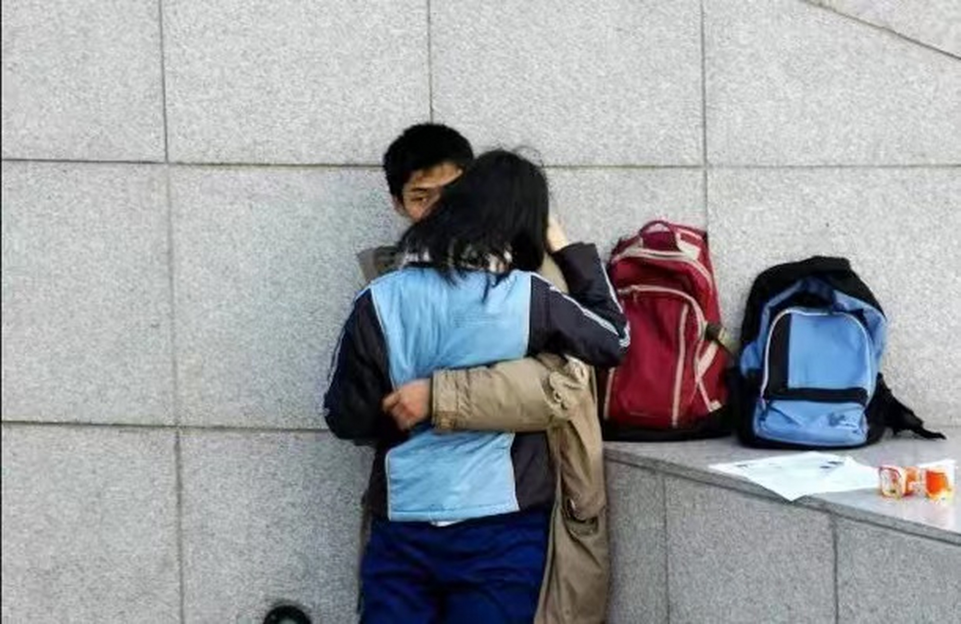 一对初三在小区门口亲吻,这早恋,不知羞耻,真大煞风景啊!