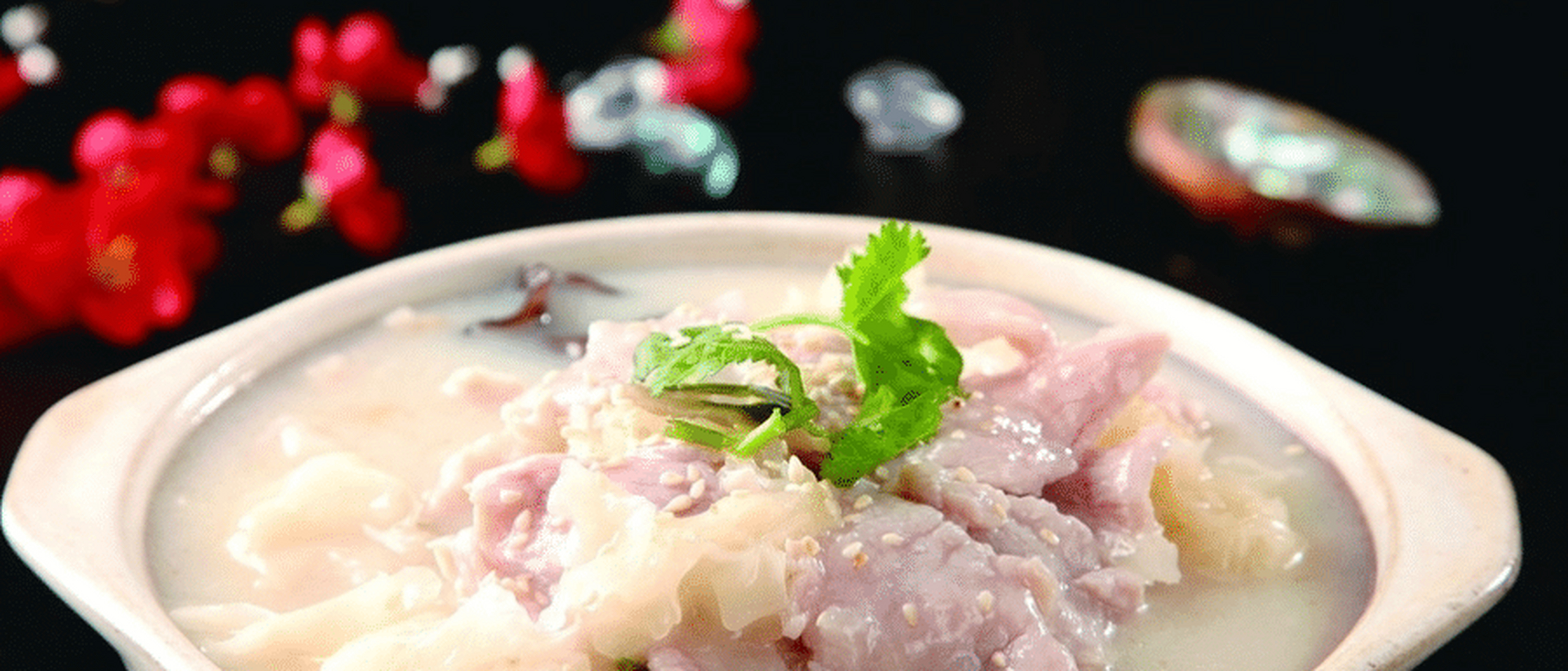 水滑肉,又香又弹,吃起来不费牙,而且它既是汤又是菜,捞完肉还可以吃汤