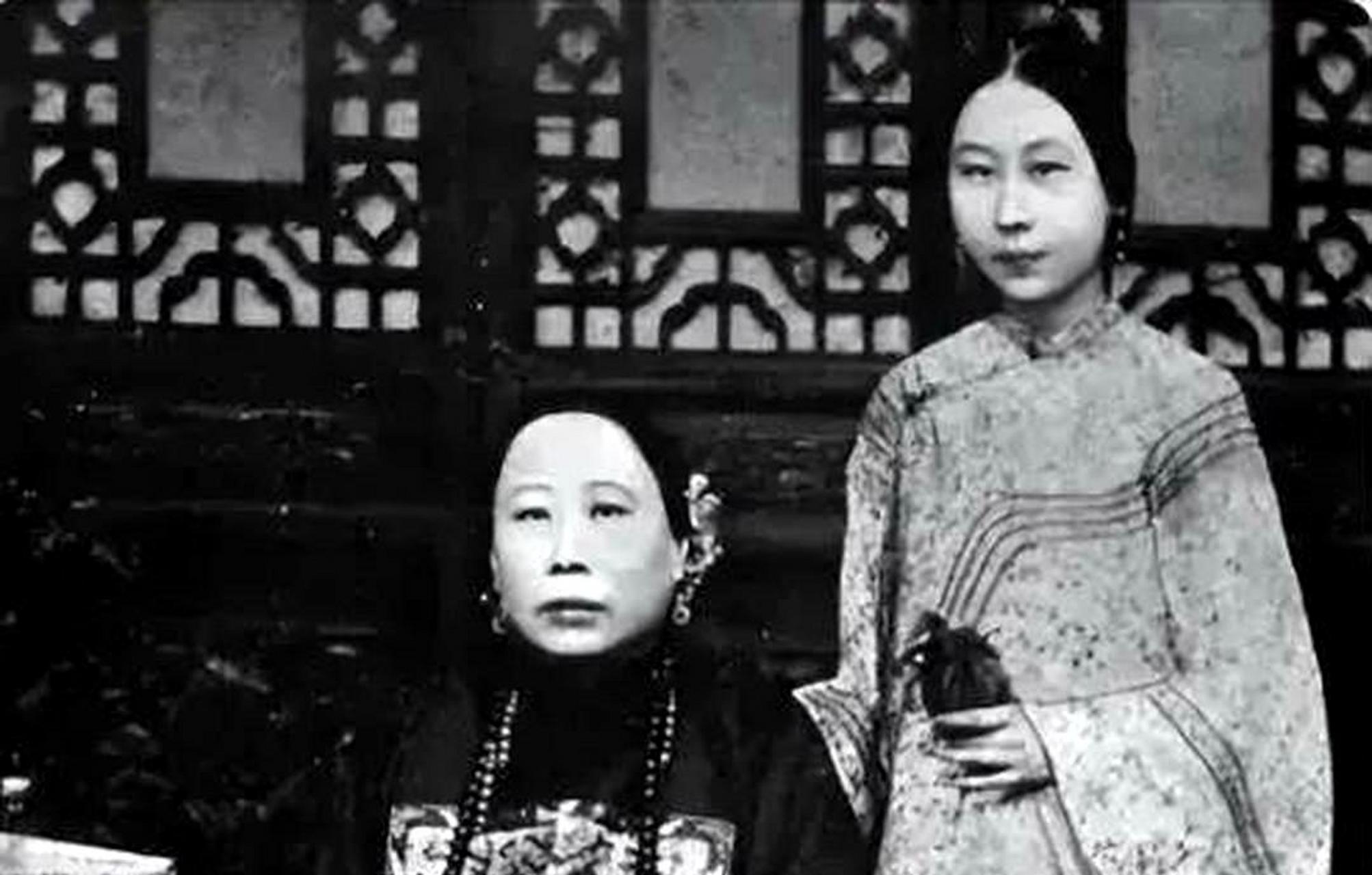 张爱玲的奶奶李菊藕,也是李鸿章的女儿,与张爱玲有着相似的面容.