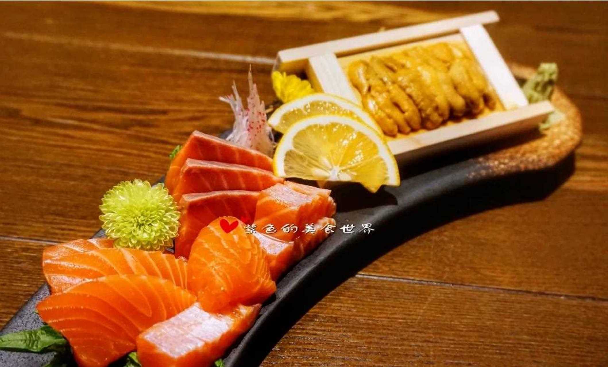 【大德酒场】暖木色系的桌椅,墙面上贴满的酒品海报,让整个店面布置