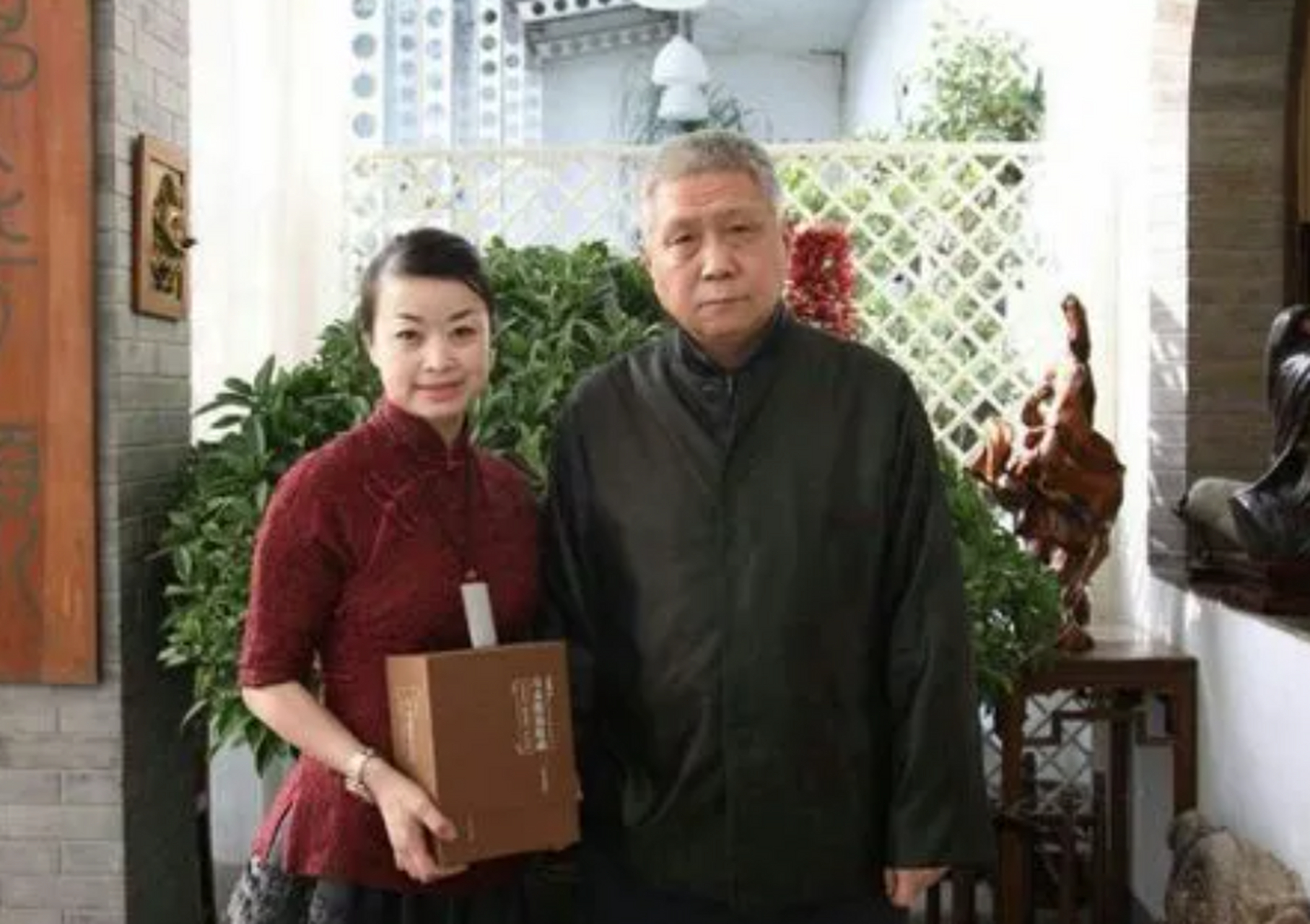 马未都的身价高达100多亿,有人调侃他说:"老马,老婆该换了",马未都