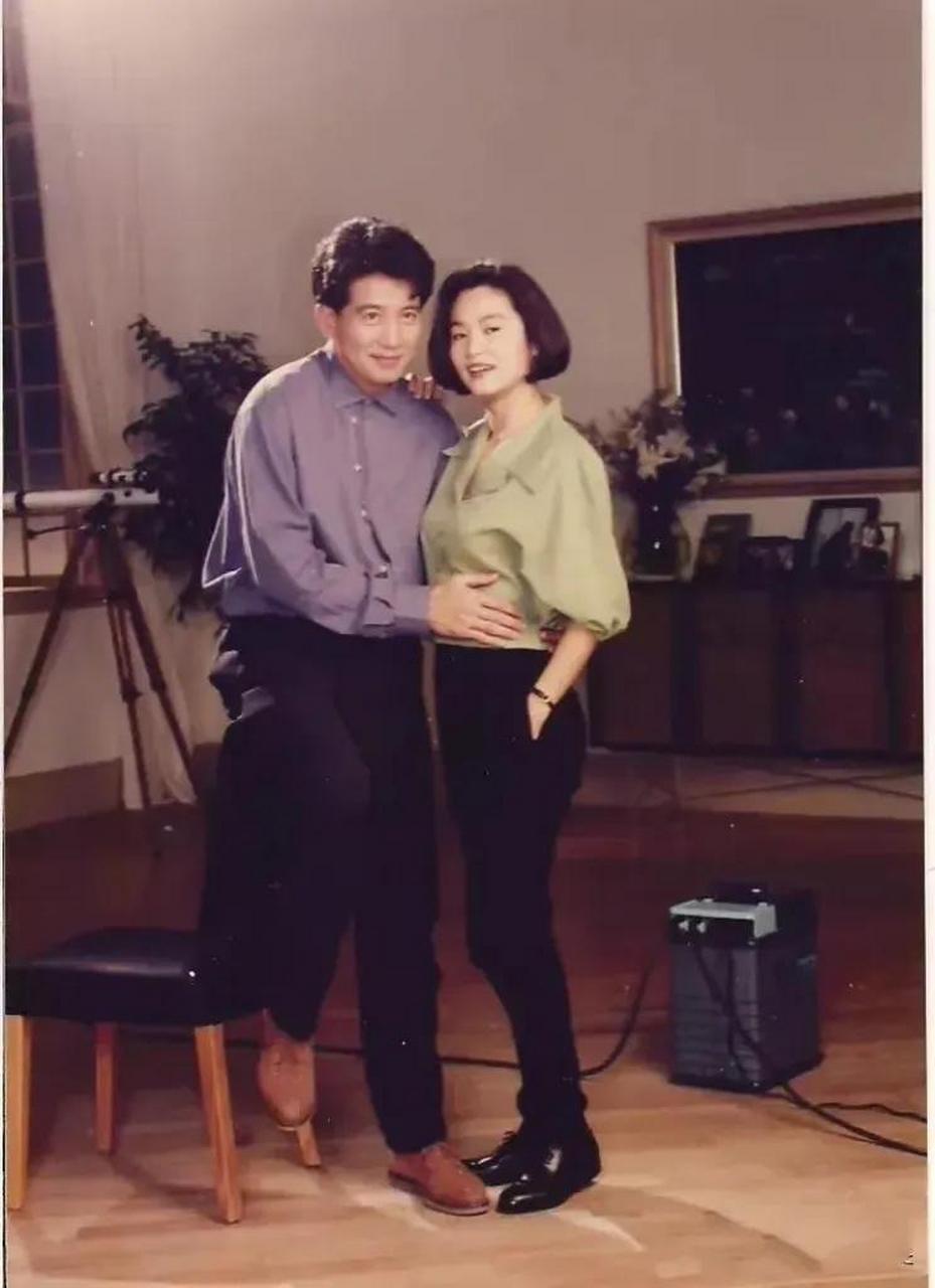 1990年,林青霞和秦汉合影留念,两人是当时影视界的知名人物,被称为