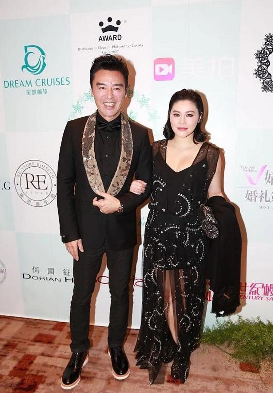 范姜和钟镇涛出席活动,范姜身穿黑色礼裙富态耐看,一张"旺夫脸"方正