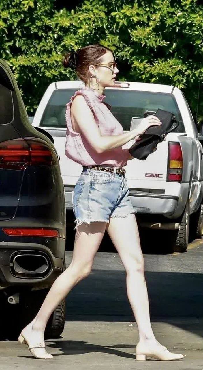 身高157的艾玛·罗伯茨简直就是娇小女生的教科书.  ins[悠闲]