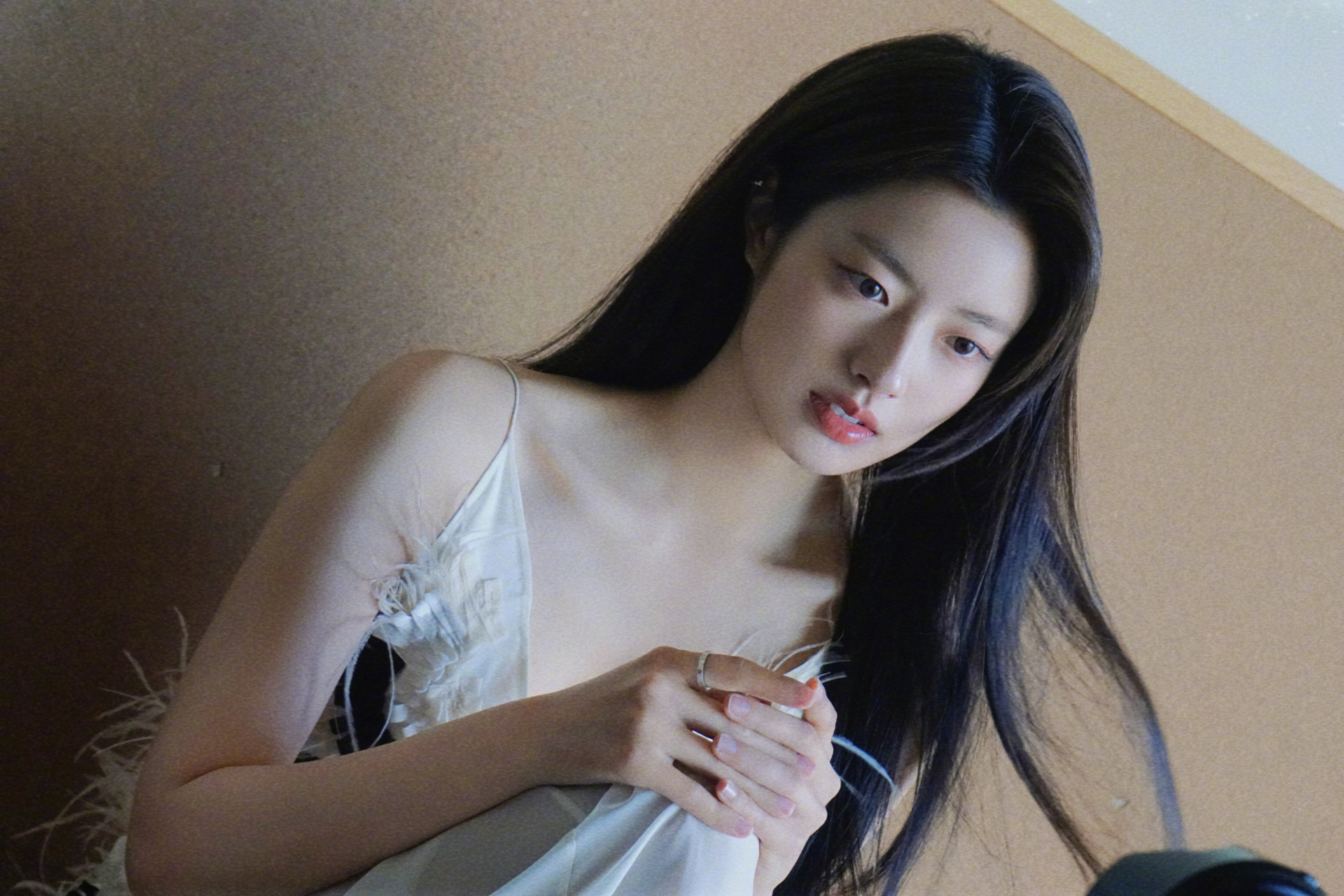 时装lofficiel杂志五月刊徐若晗, 95花里的漂亮面孔,有韩系演员的味道