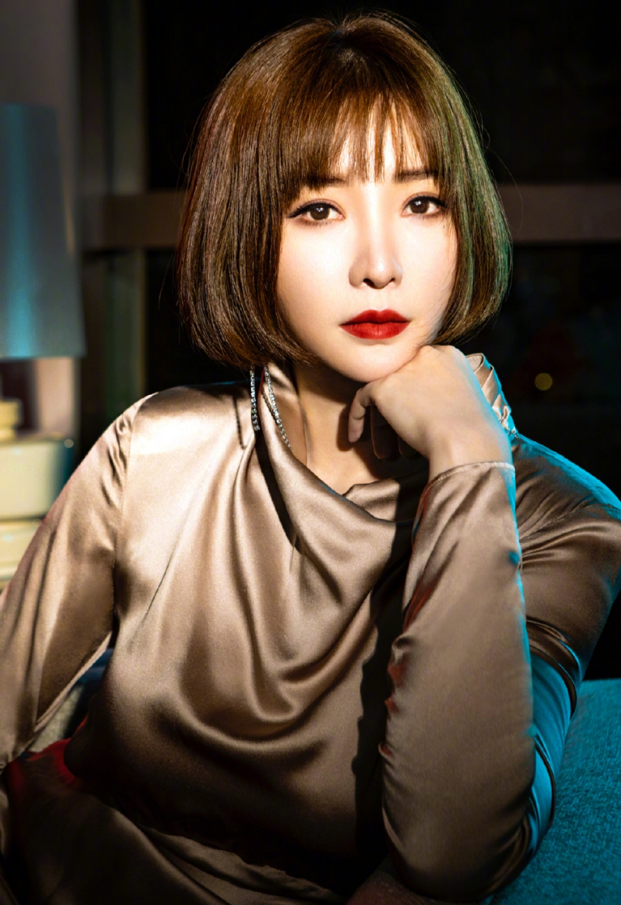 柳岩#晒短发波波头造型,金色丝裙 明艳妆容娇媚十足,但气质大变让人