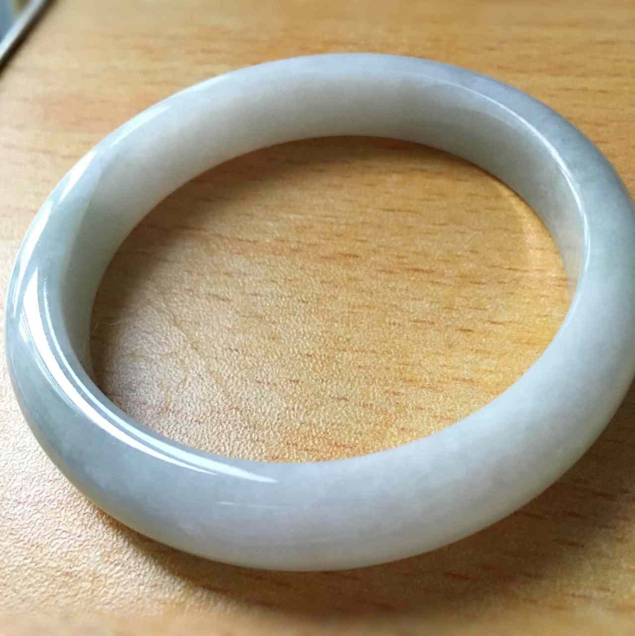 糯种白色翡翠 糯种白色#翡翠# ,是一种比较常见的翡翠品类.糯种翡翠就