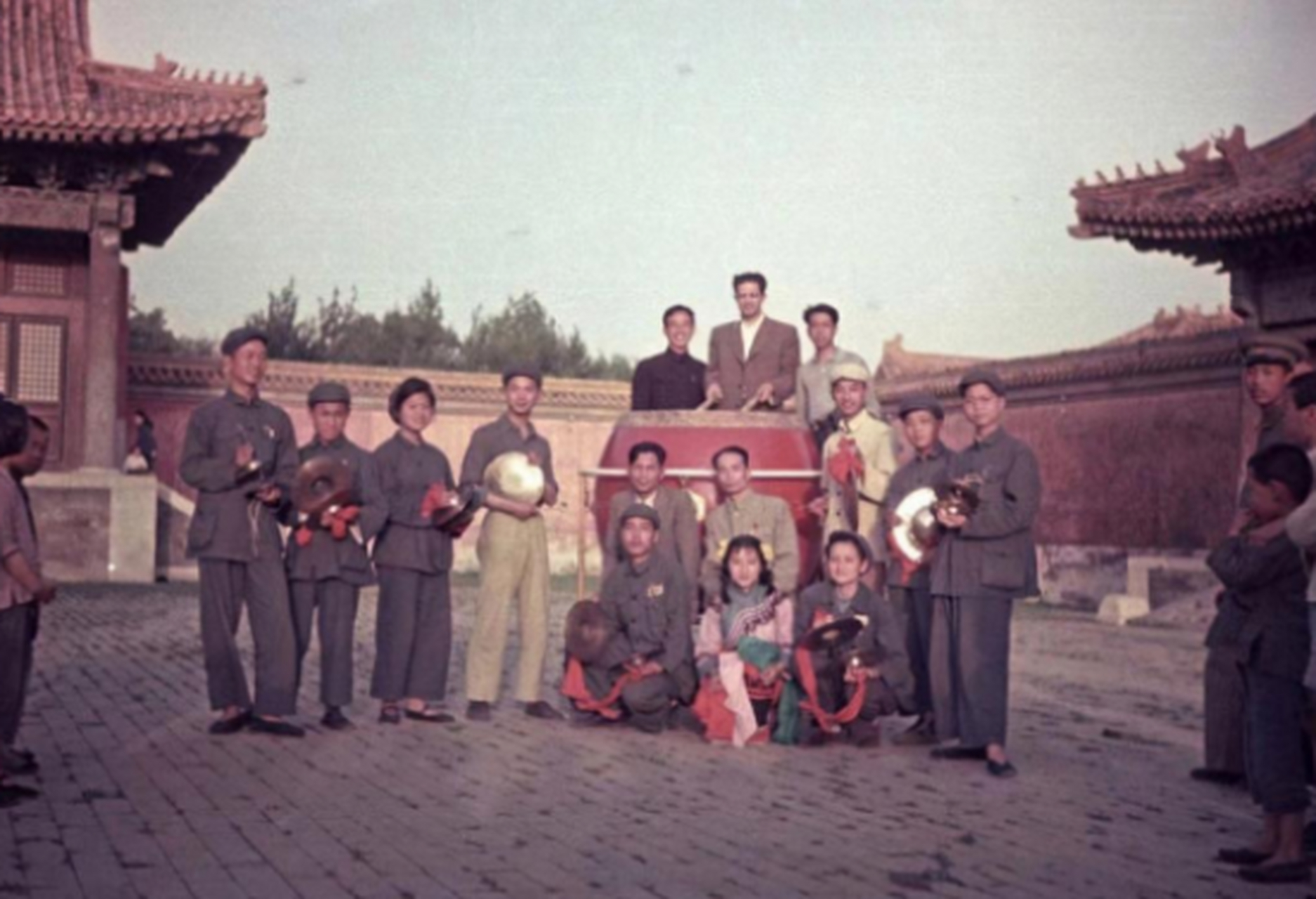 历史老照片: 上世纪五十年代初,中苏蜜月期的一组留影.