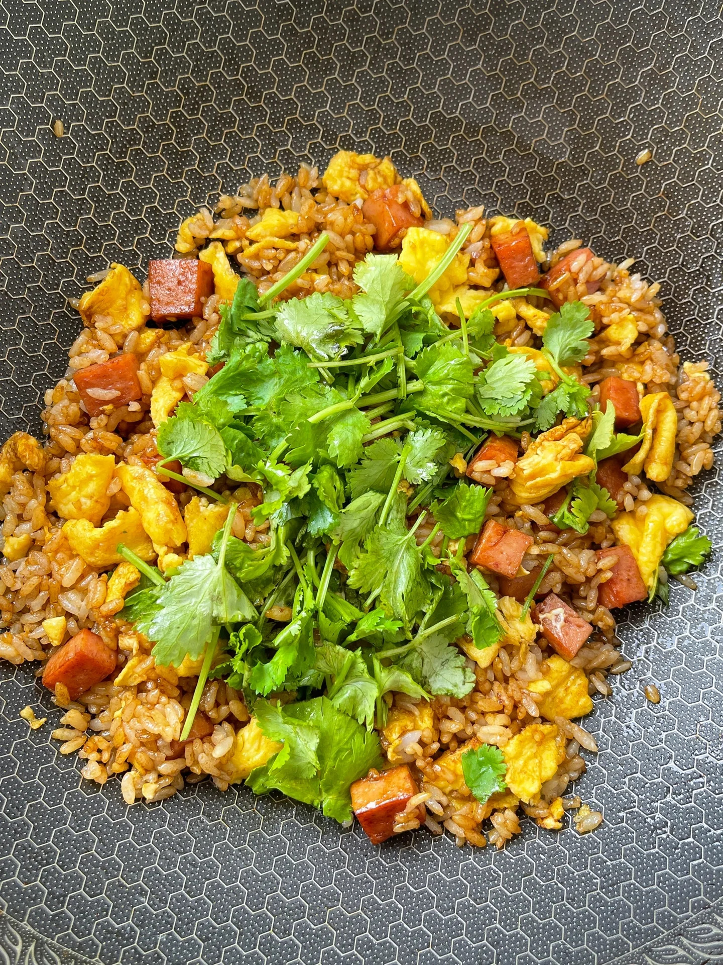 都要加香菜现在连炒饭也不放过了 准备材料 午餐肉鸡蛋香菜米饭