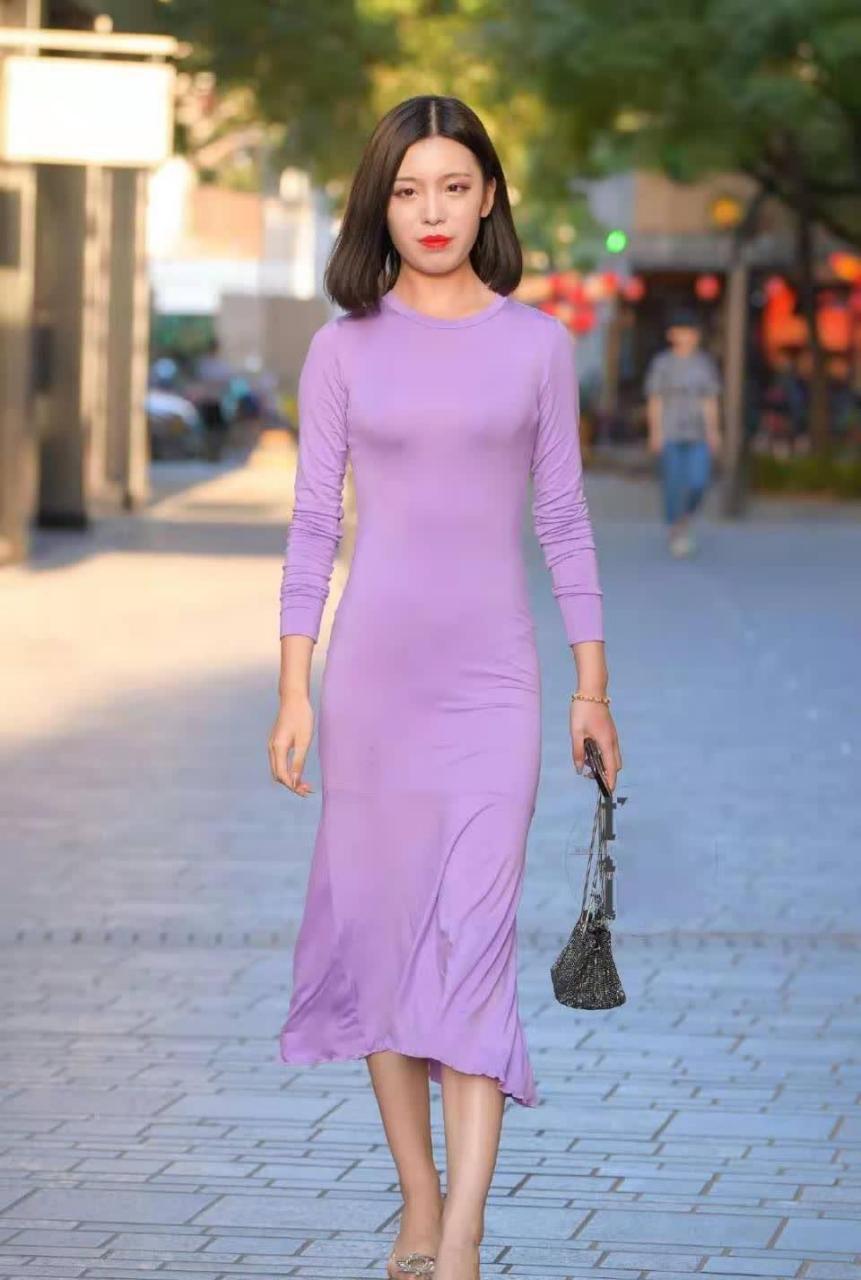 街拍时尚美人紫色连衣裙娇媚动人