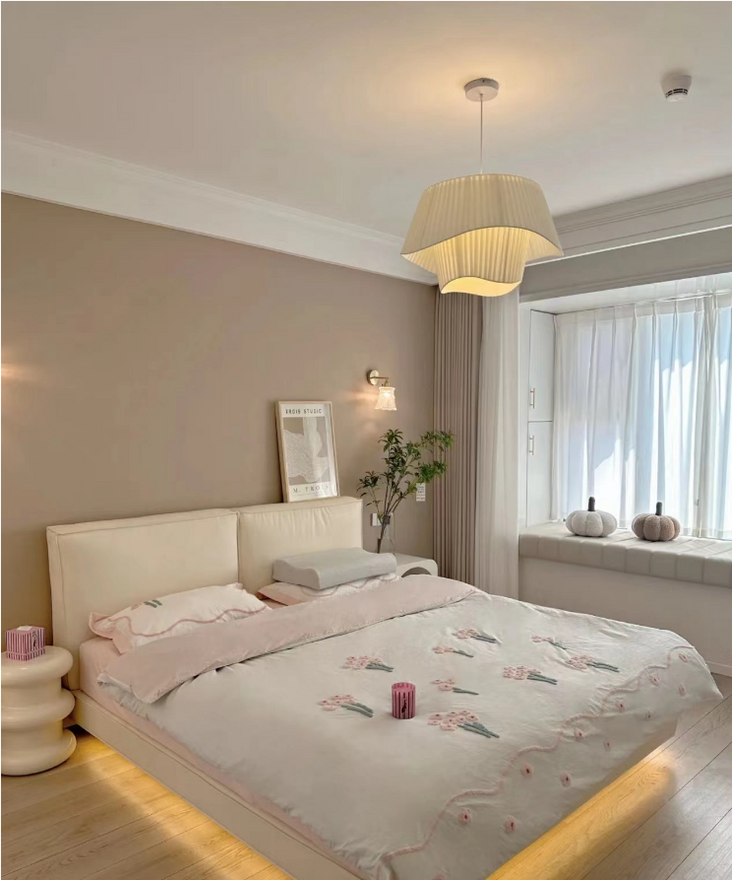 窗帘的选择要色调协调统一,不要同色系,颜色越简单看着越高级耐看