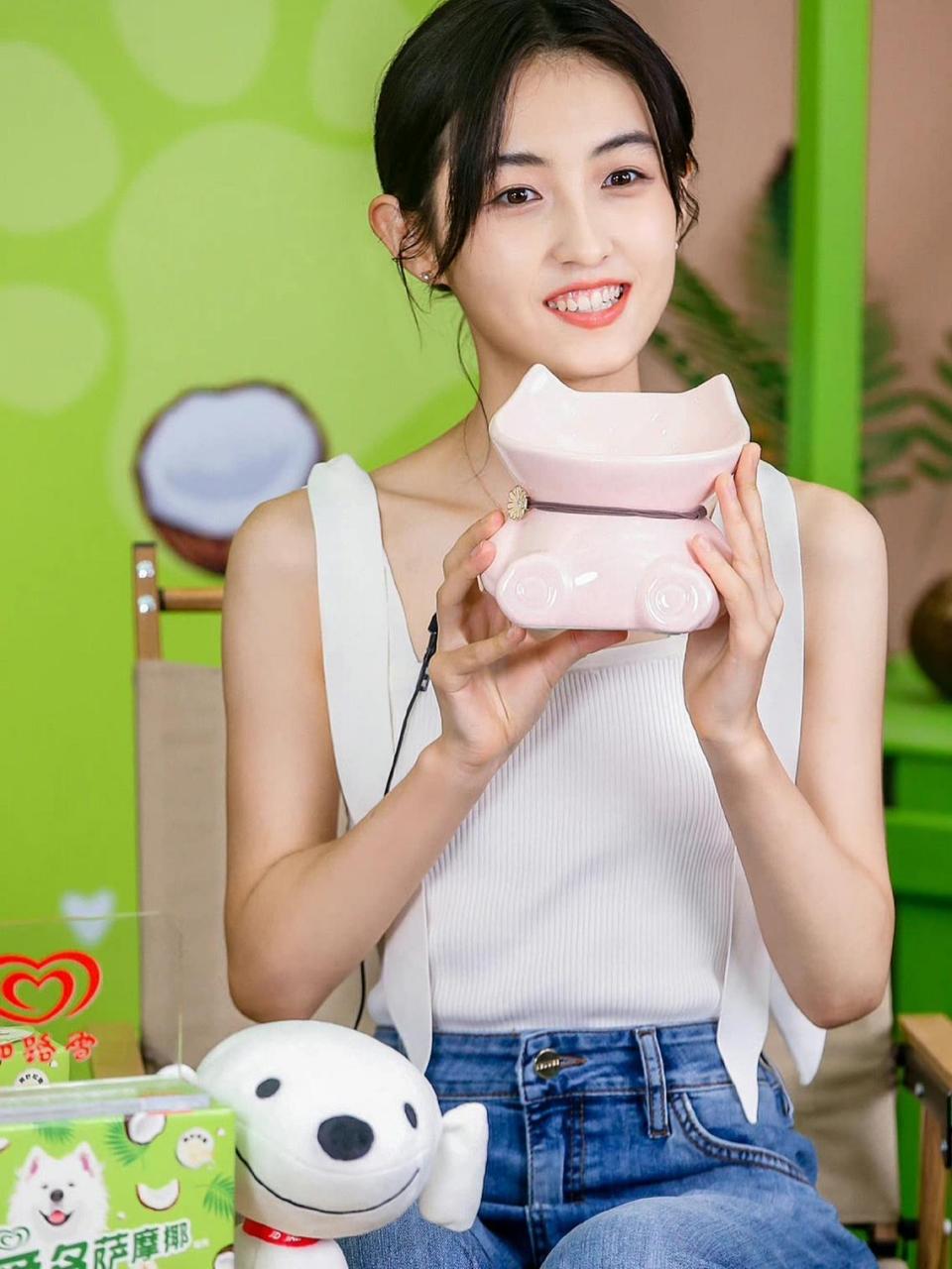 张子枫活动造型 甜美又可爱 真的好瘦呀!