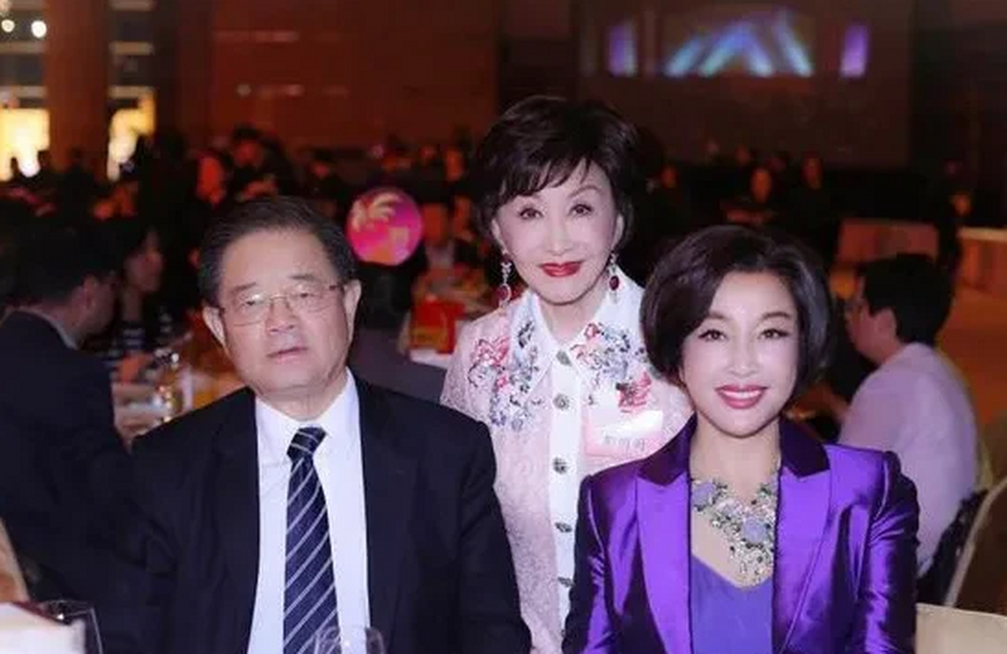 刘晓庆罕见分享与四婚老公王晓玉和好友徐松子,阎青妤一起在家里聚餐