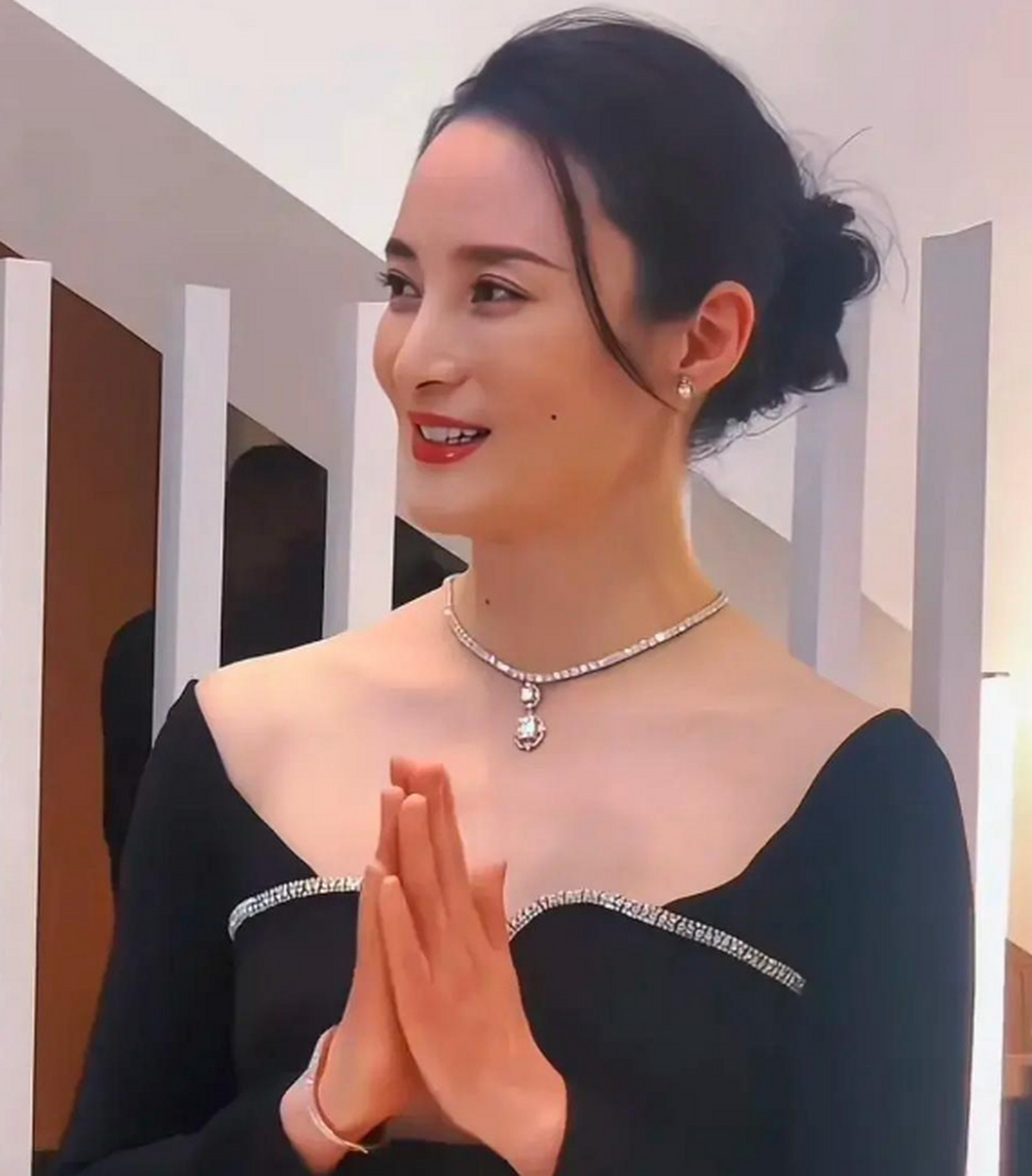 她是70后女演员中,状态爆表完全看不出生了两孩子,快50岁的人,个人