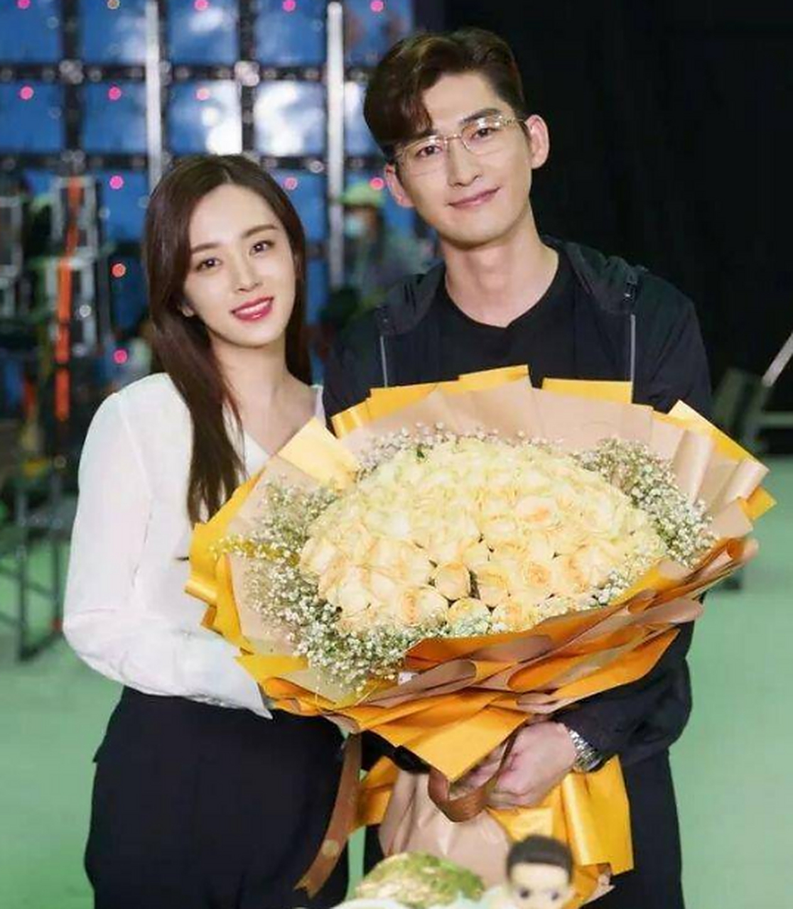 张翰正式公开新恋情,手捧鲜花晒甜蜜合照,这才是男才女貌