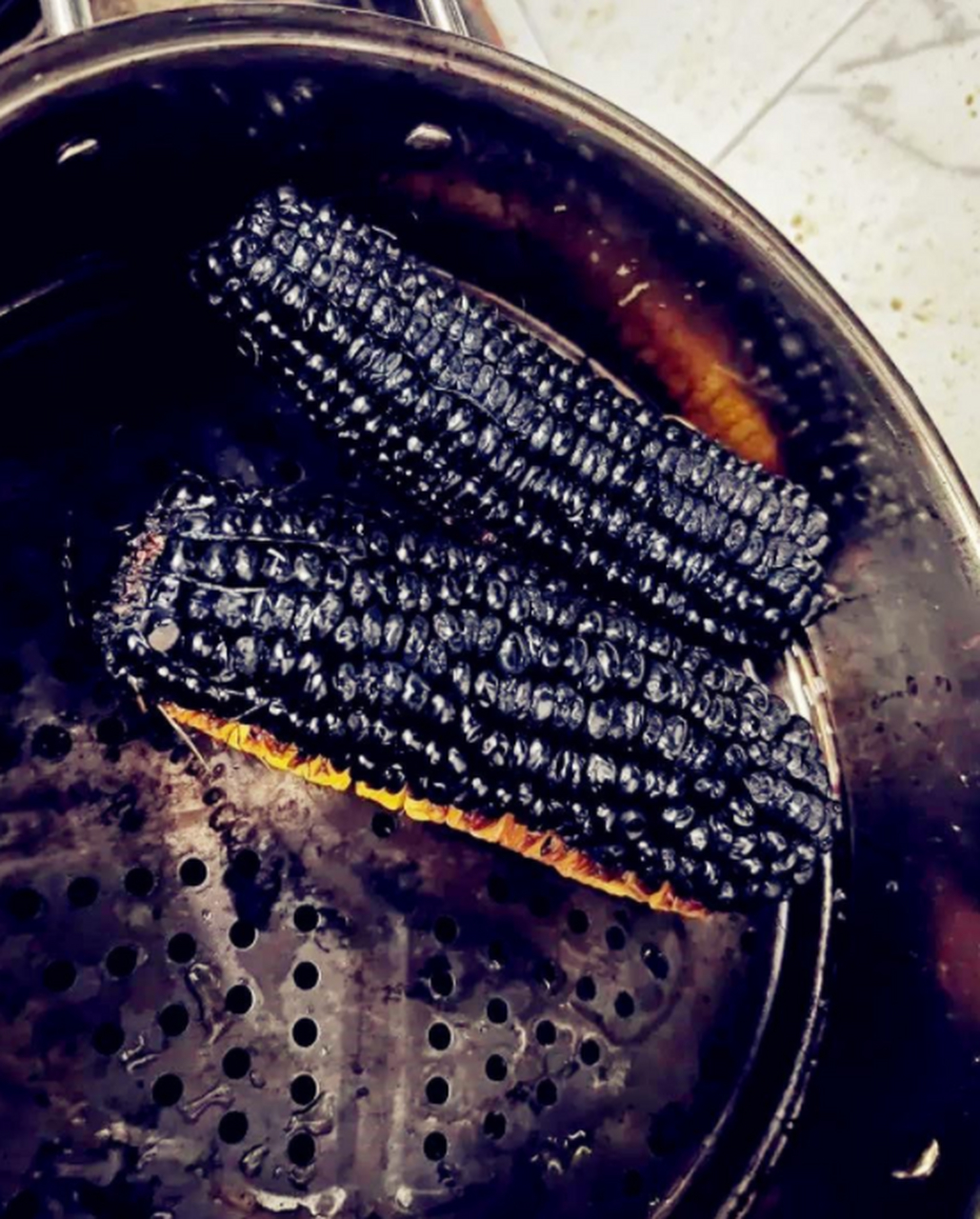 婆婆把锅烧糊了,不知道的还以为本来就是黑玉米呢