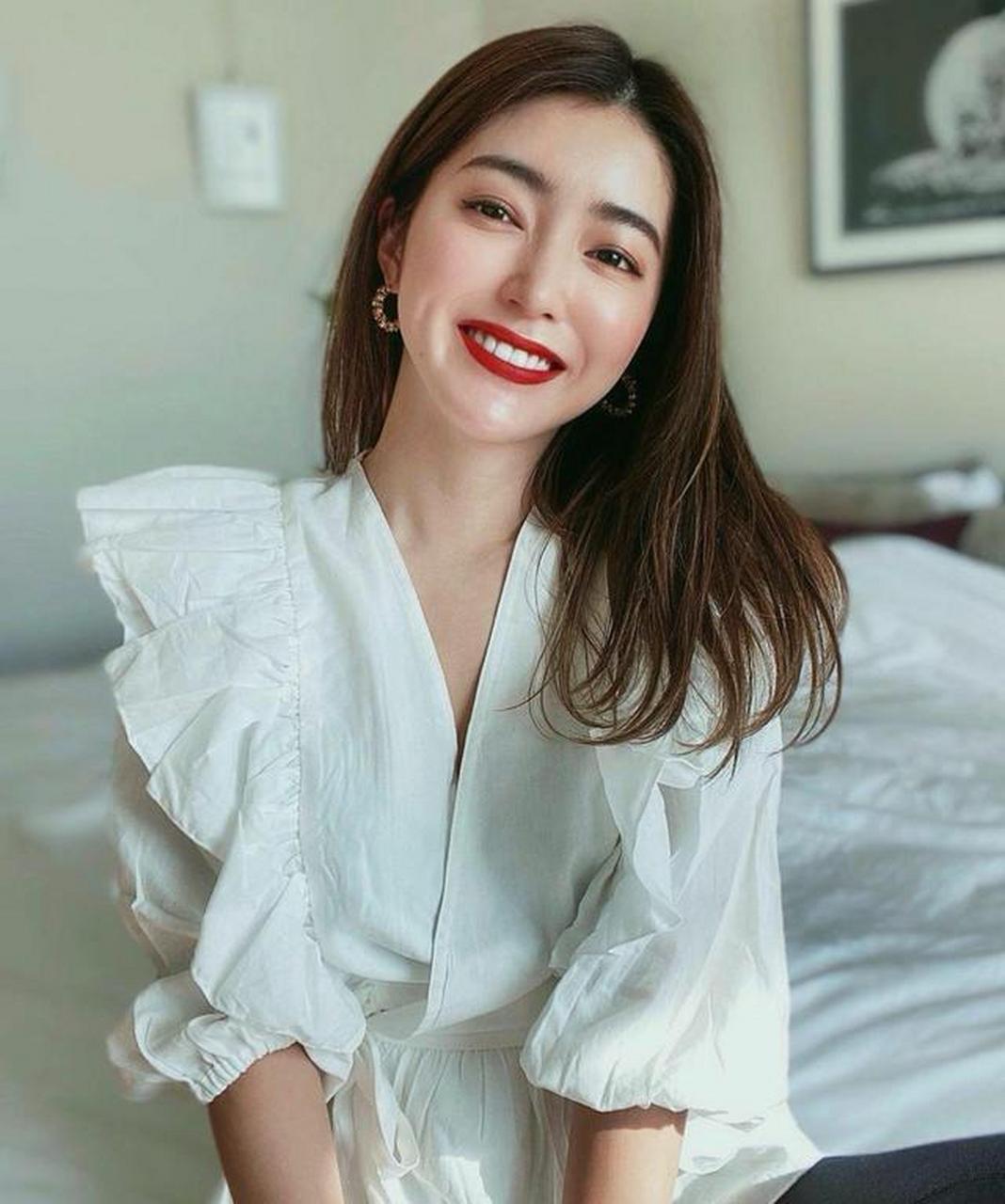 每当提起港风穿搭的时候,时尚界女生首先会想到那一头浓密的黑发,浪漫