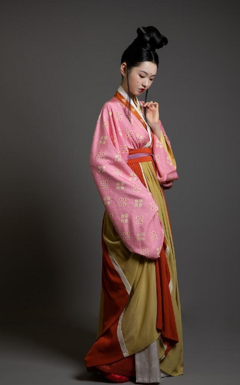 东汉时期的审美有多绝?看到复原款的"汉服",我终于知道了