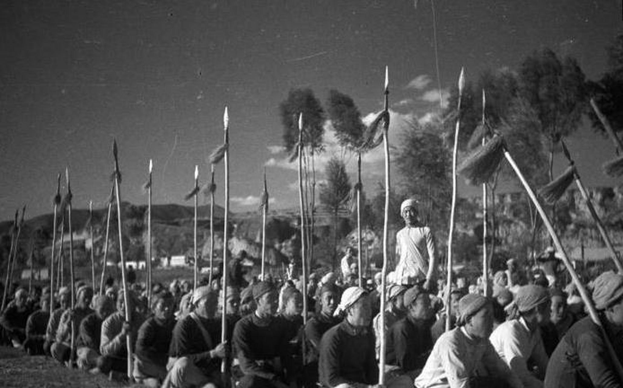 1,针对木柄手榴弹对坦克杀伤力小的特点,朝鲜战场上志愿军发明了一种