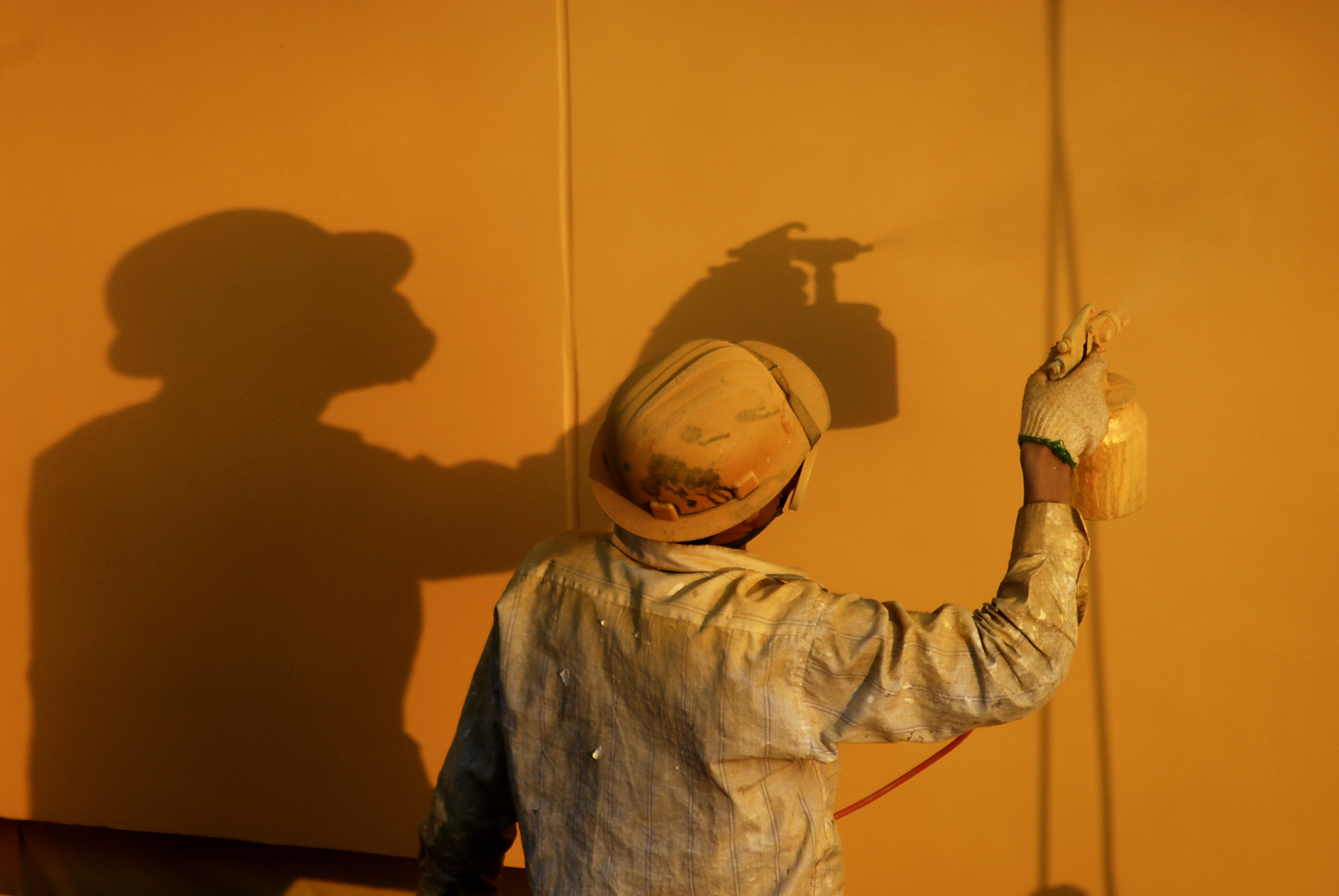 夕阳投影:高空作业的喷漆工 初秋,虽然还在数伏,傍晚慢慢开始游乐一丝