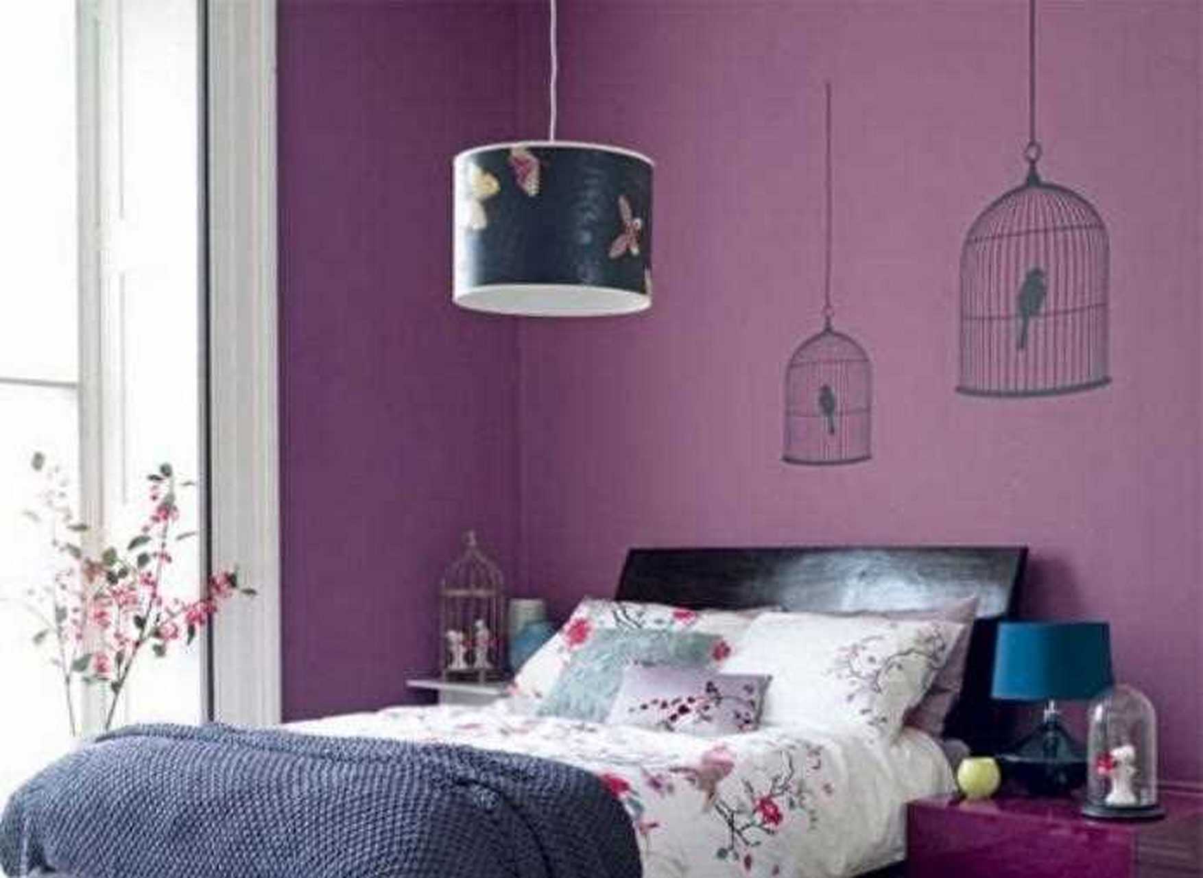 今天给大家分享一间紫色的卧室,里面从背景墙到床头柜.