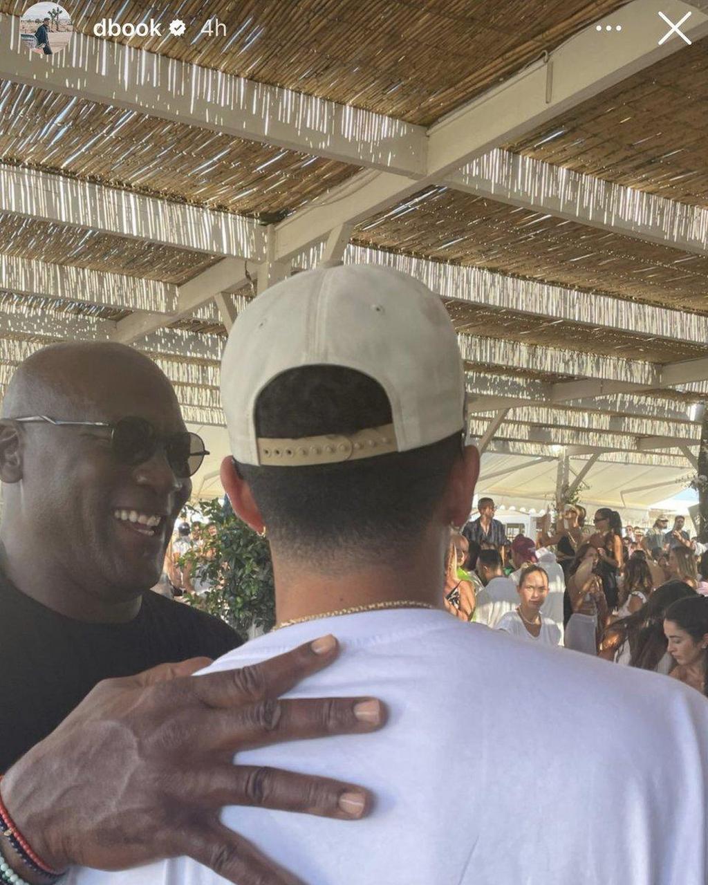 60岁的乔丹目前带着44岁的妻子普列托在意大利撒丁岛度假,而太阳队