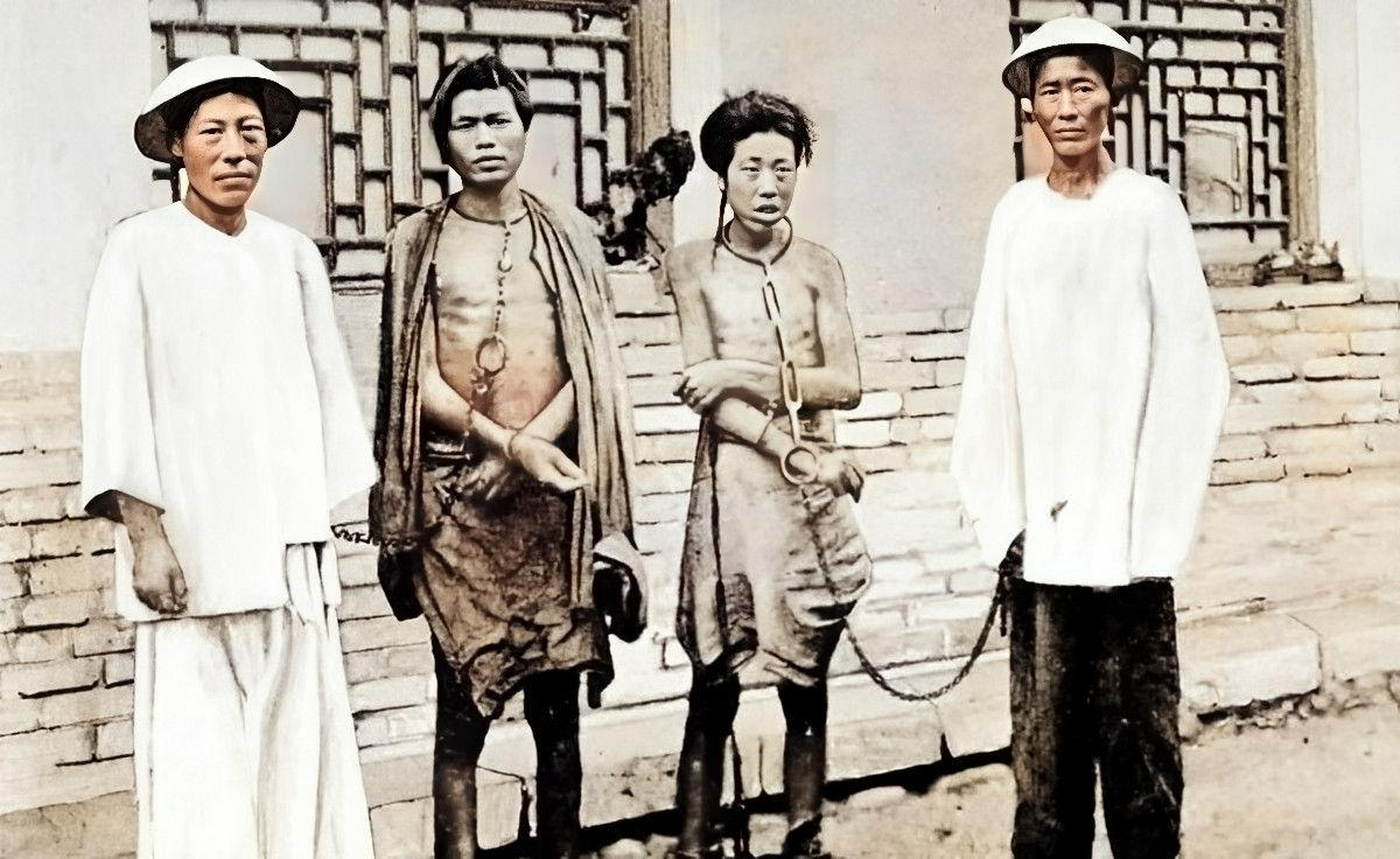 清朝末年,两个瘦弱的囚犯被衙役拉着游街示众.荒凉的模样,让人怜惜.