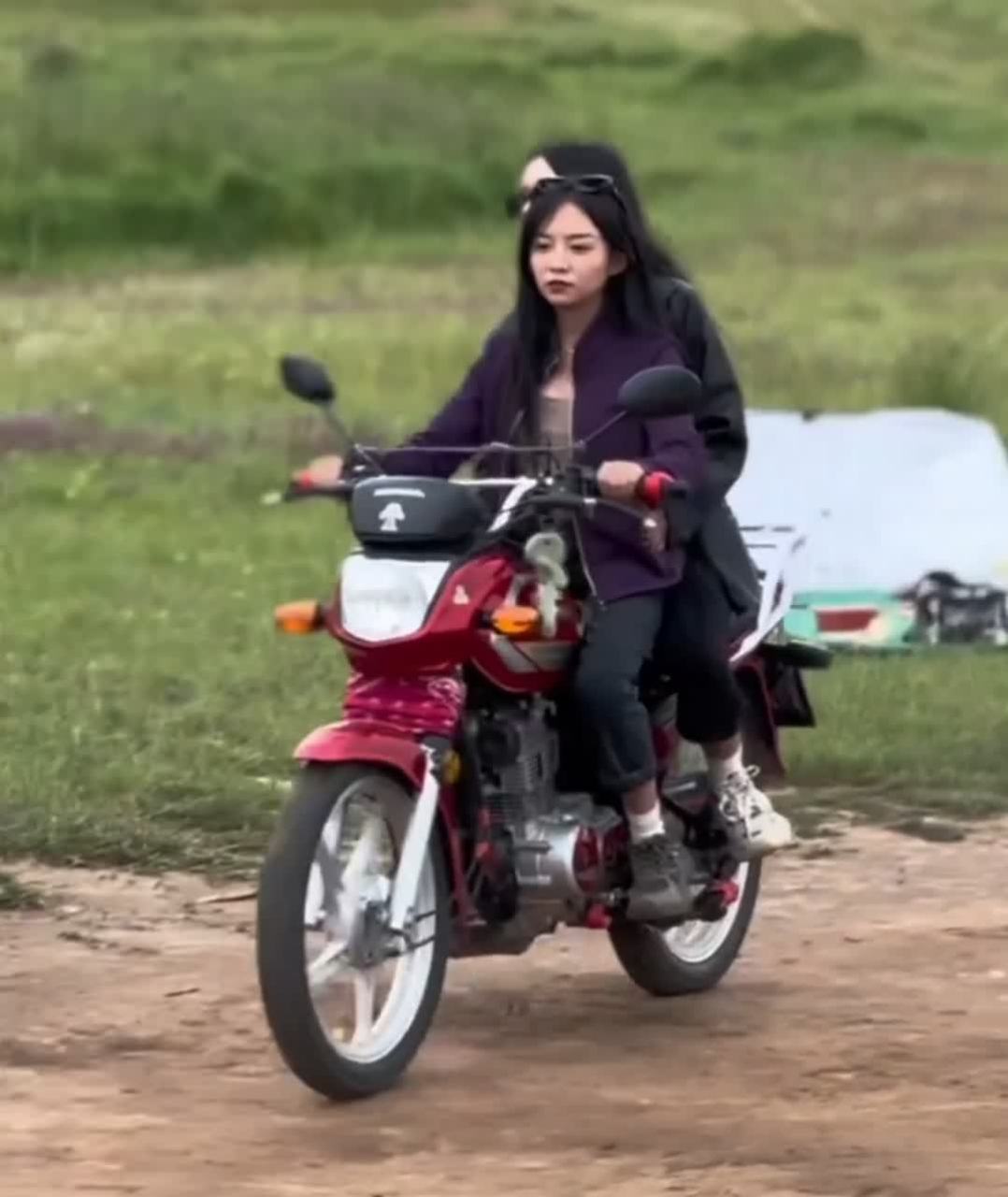 女孩子一般很少骑这种跨骑摩托车.