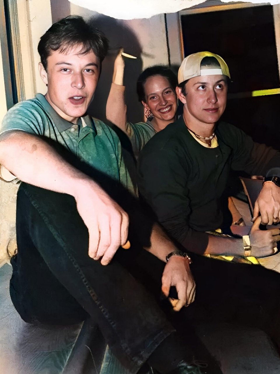 大学时期的马斯克,镜头下的他五官立体,眼神深邃,年轻帅气,一脸微笑地