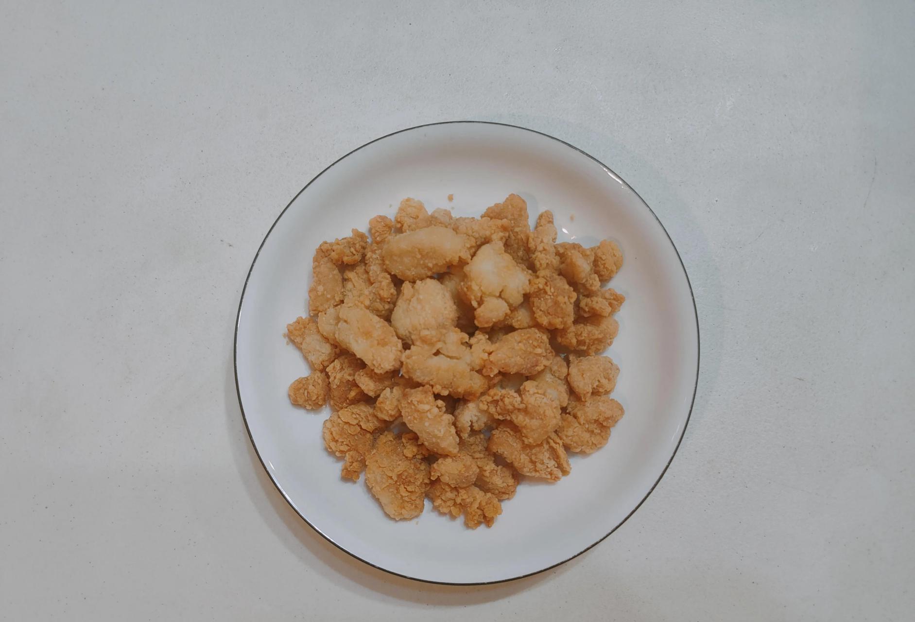 用空气炸锅做鸡米花,不仅省时省力,简单方便易操作,炸出来的鸡米花还