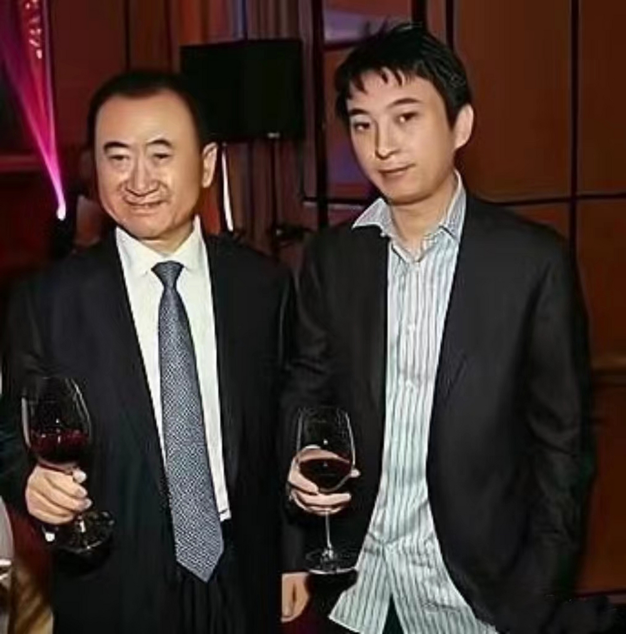 王思聪和爸爸王健林,一看就是亲父子,两人端酒杯的姿势一模一样