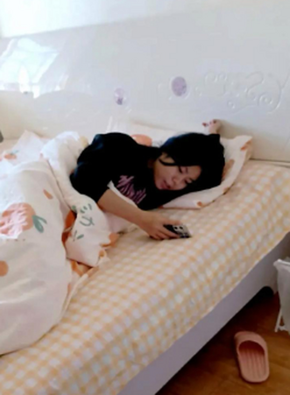 21岁女儿,不上学,不上班,每天在房间躺床上玩手机,你们那边管这种人叫