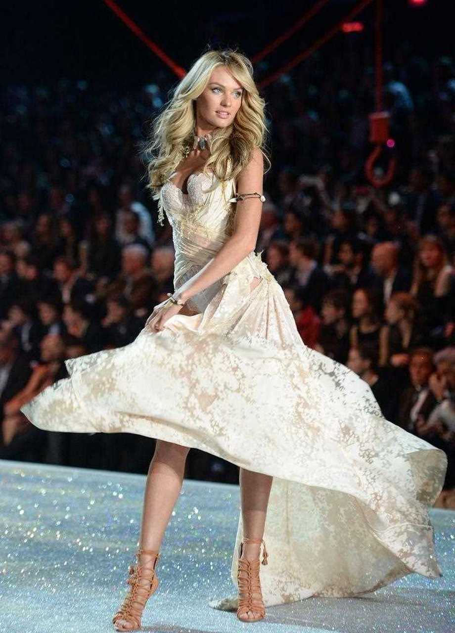 维密超模"糖糖"在秀场上的惊艳时刻,随意挥着裙摆的模样浪漫极了.