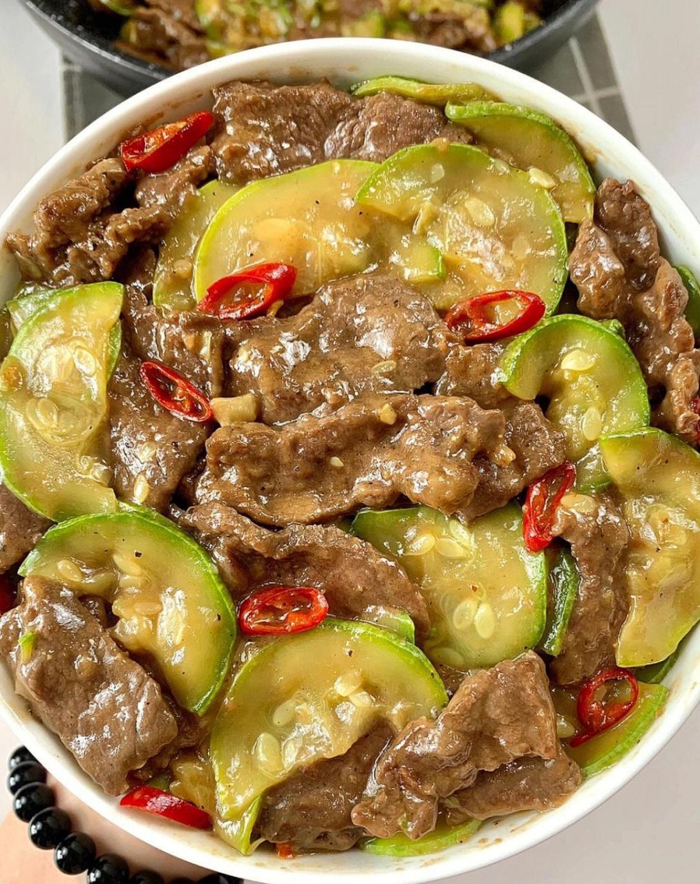 今天尝试了下西葫芦炒牛肉!一个字绝! 没想到这么合味!