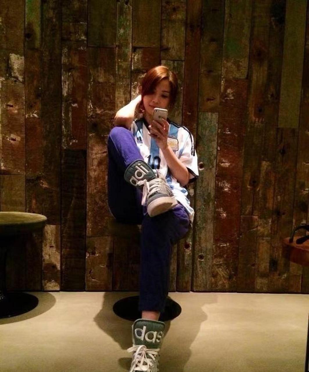 梅西粉丝蔡卓妍穿10号球衣看世界杯决赛,大赞偶像的精神和人格