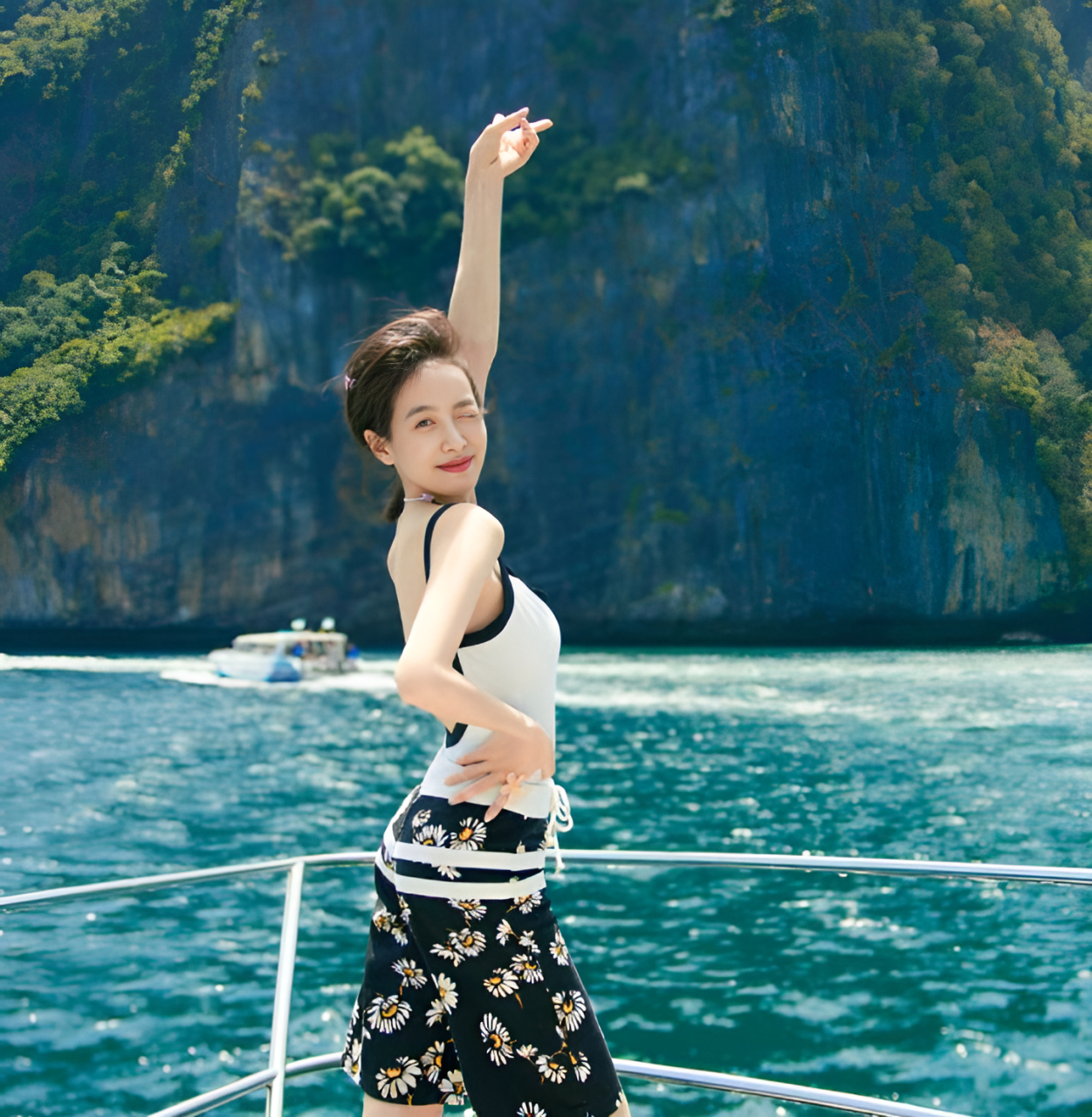 宋茜身着泳衣在泰国度假拍照! 这个身材还不错,但也有人说是普通