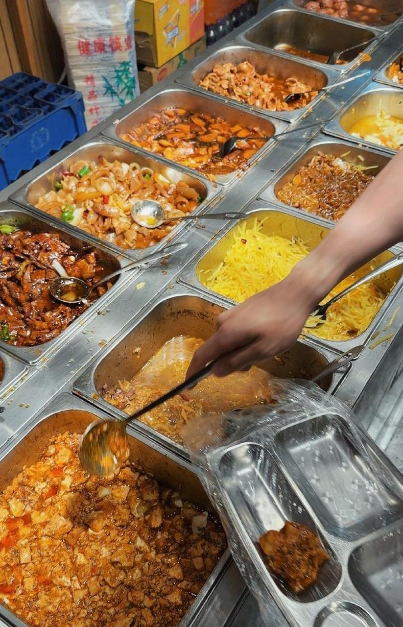 给大家看一眼12块钱的东北盒饭.