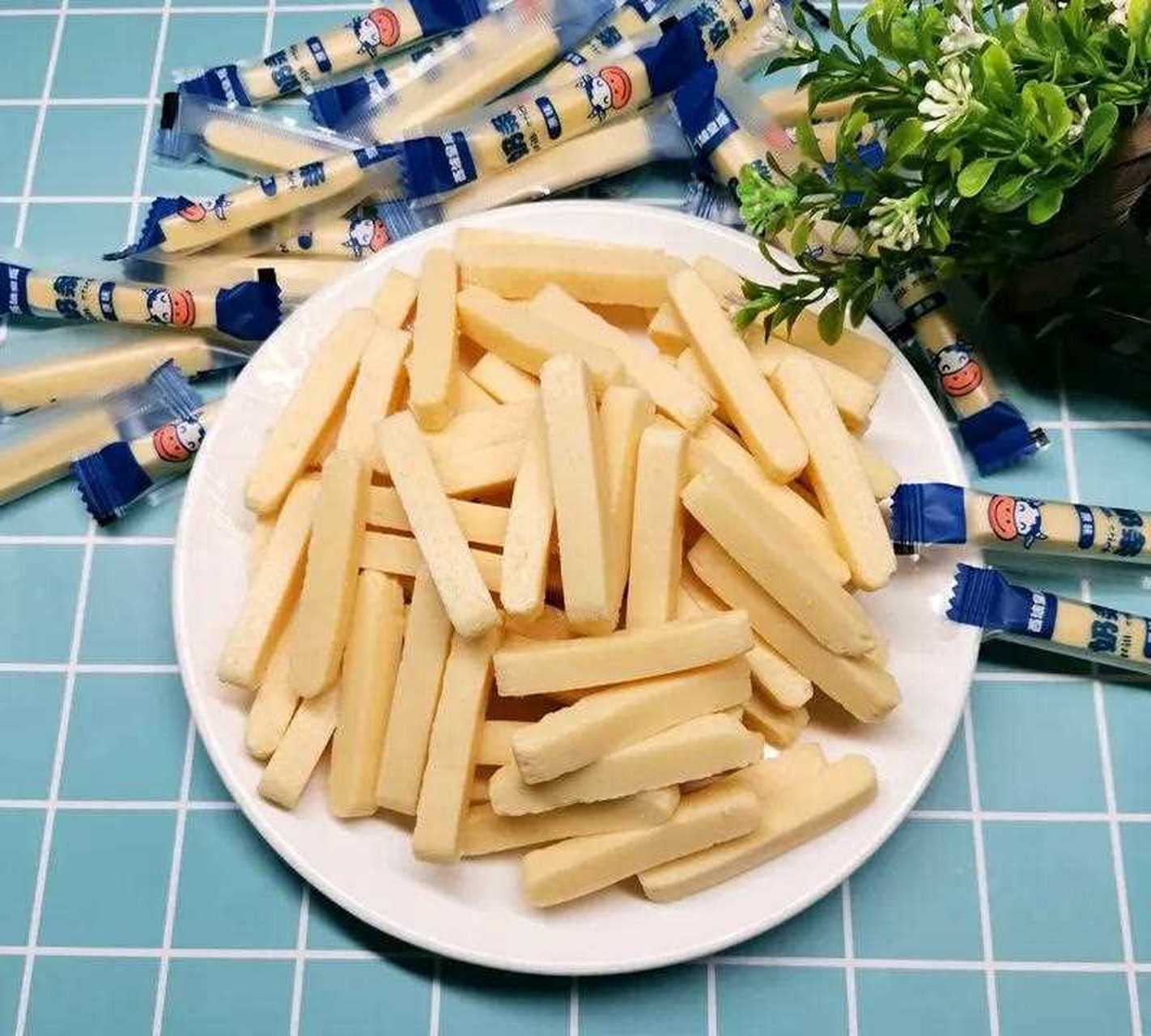 大家好我是法特,新疆特色奶制品小零食很多,受到大家喜爱,比如奶疙瘩