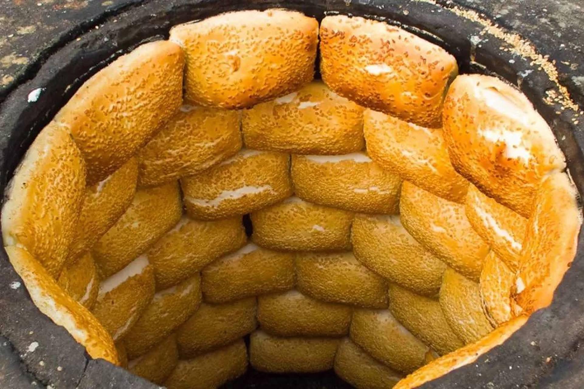 缸炉烧饼是京津冀地区特色小吃之一,其中石家庄周边地区的缸炉烧饼最