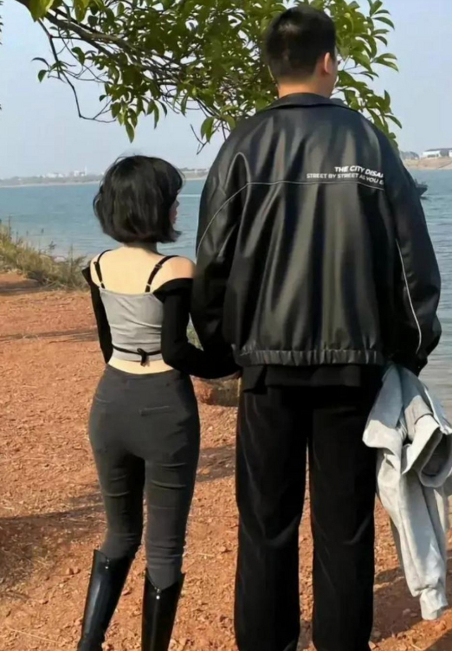 热恋的男女就是好,这种互补的看上去顺眼多了