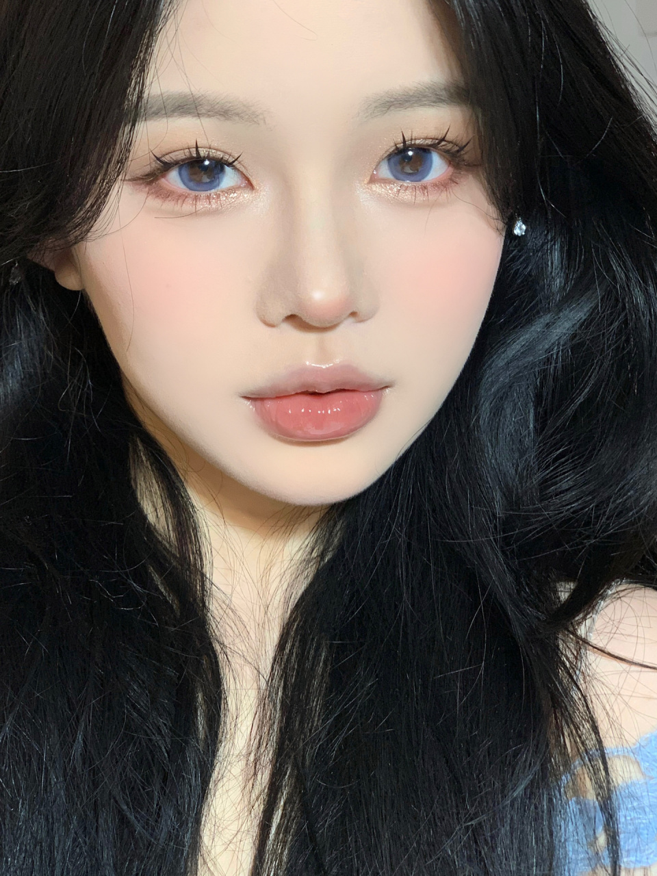 程序已启动ai智感妆 今天是机器人羊崽 黑发配蓝瞳 有种仿生人的科技