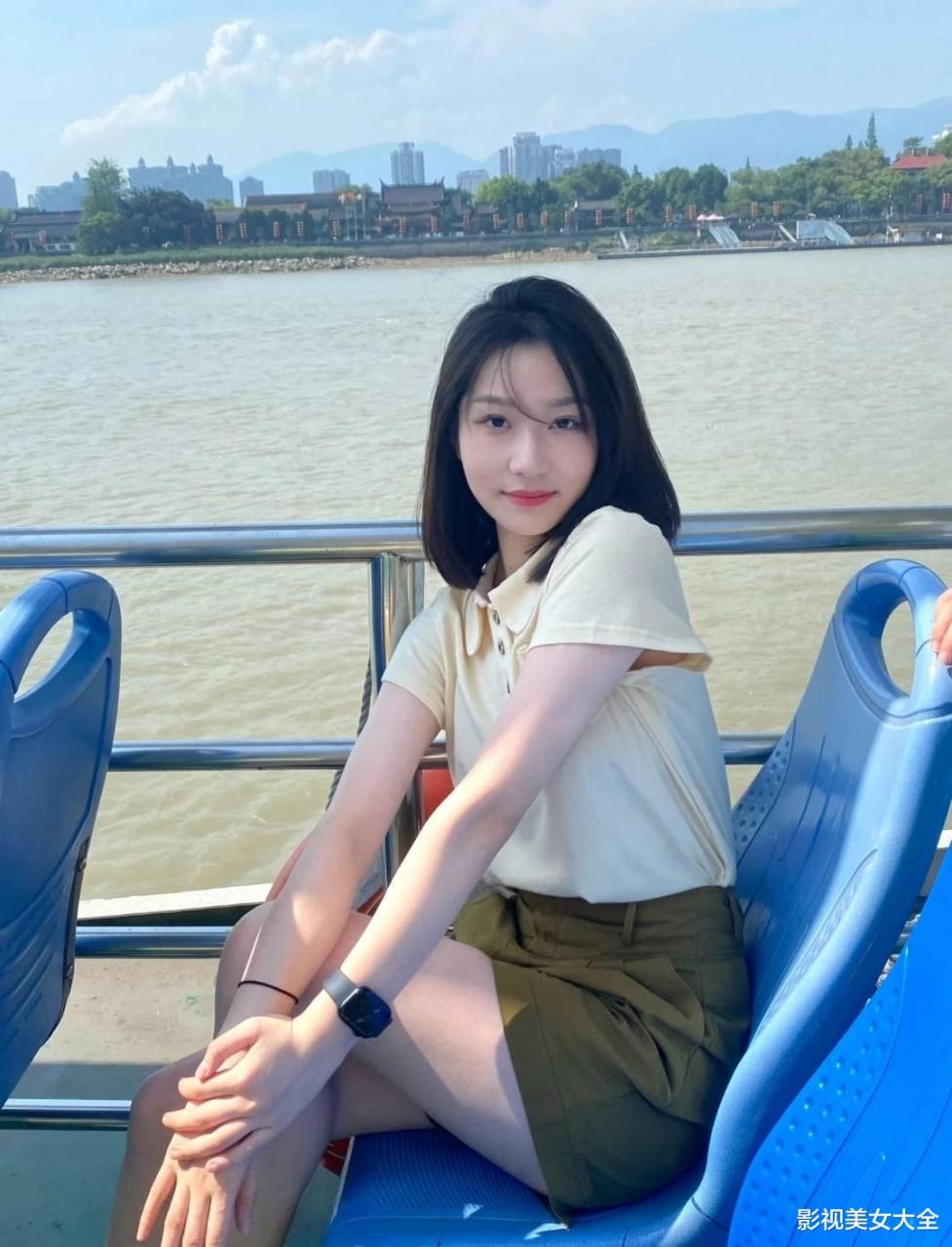 表姐的闺蜜,大四经管系学生会会长,23岁还单身,高颜值气质型美女
