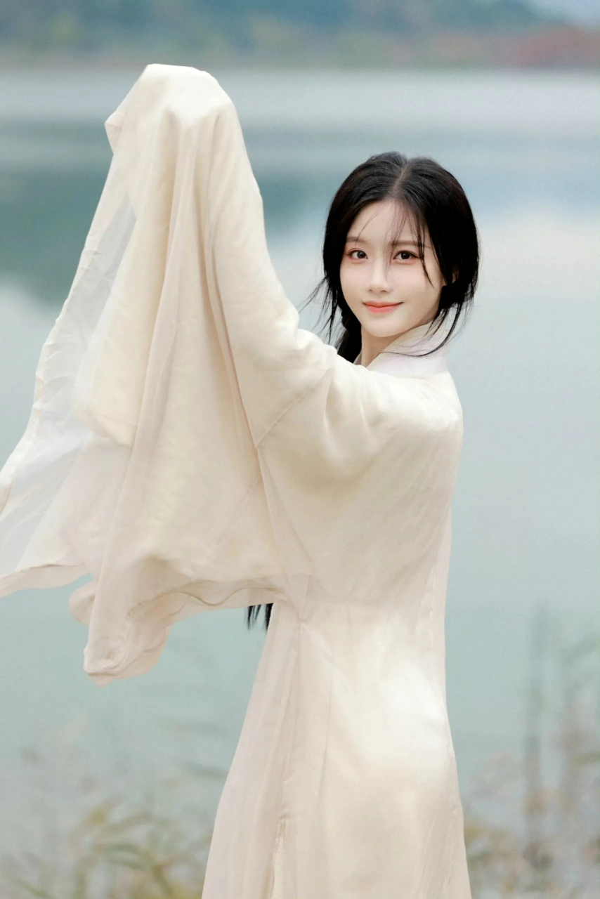 白衣古装美女手持古伞,徜徉湖畔.