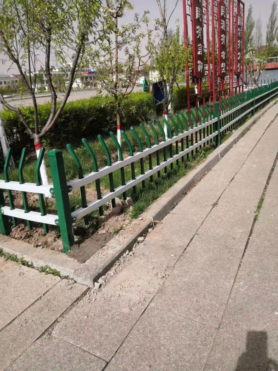 绿化带护栏网:优雅融入自然 我们的绿化带护栏网设计独特,将绿色植被